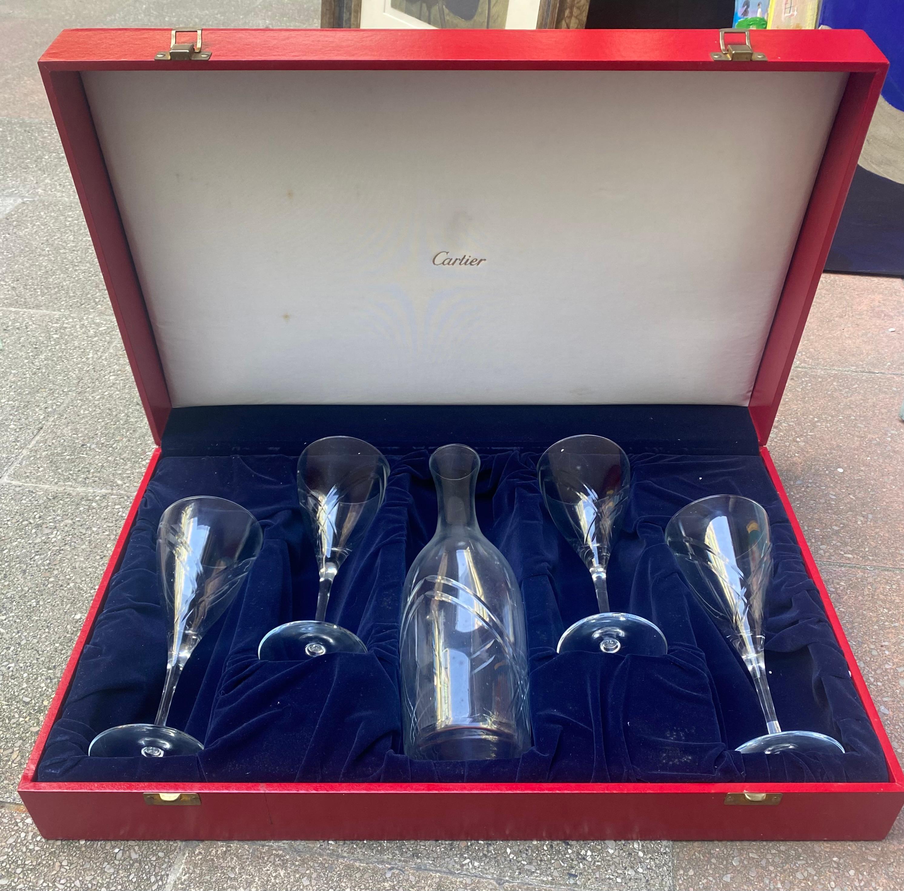 Cartier box consisting of 4 water glasses and a crystal water carafe - 1960s
Cartier red and velvet emblematic box
Composed of 4 glasses and 1 carafe
Decanter signed Cartier
Dimensions: l 53 x d 34 x h11cm
1960
In very good condition.