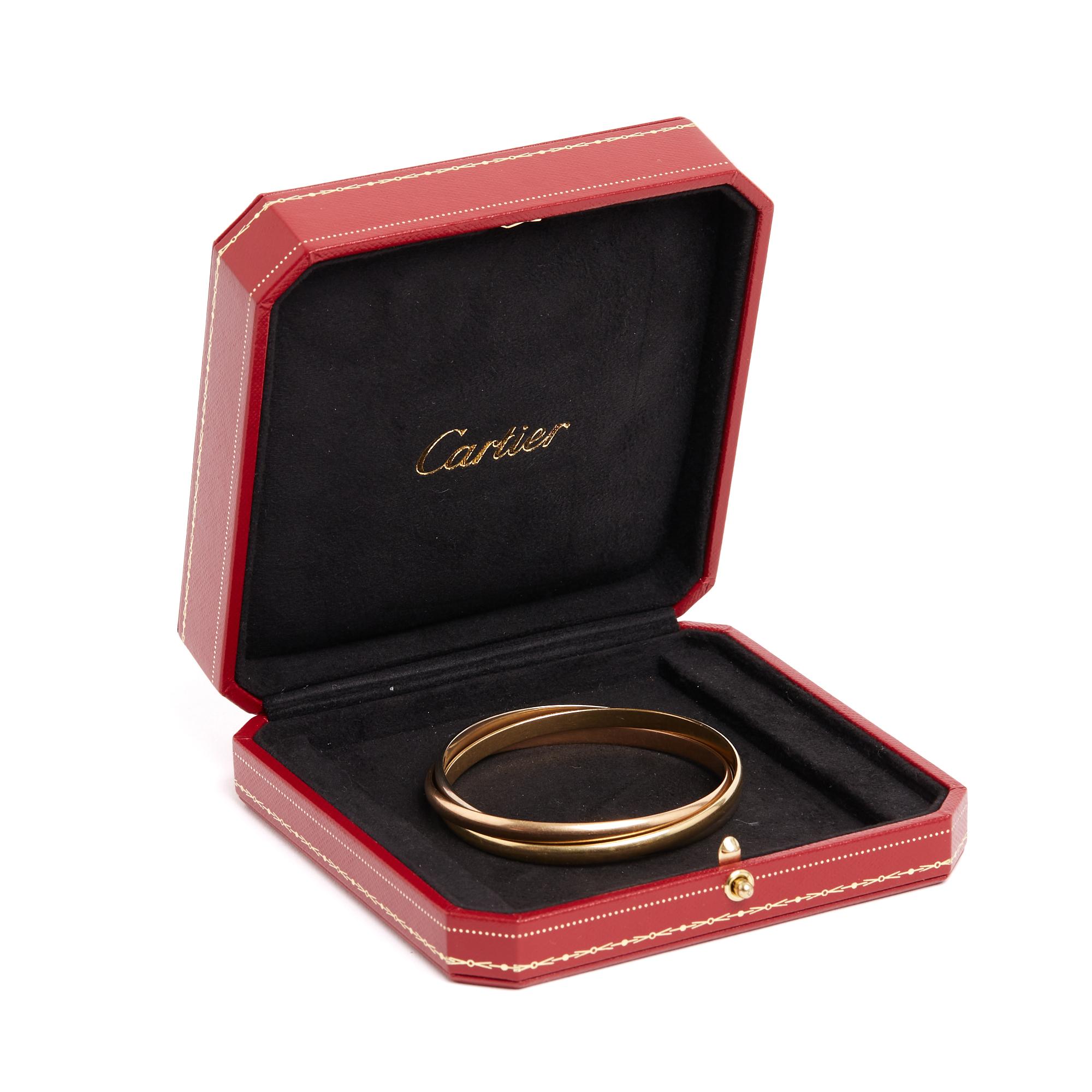Bracciale Cartier modello Trinity in oro rosa, oro giallo e oro bianco (18 carati ciascuno), consegnato nella sua scatola originale. Diametro del bracciale 6,2 cm, larghezza dell'anello 0,4 cm, altezza dell'anello 0,2 cm. Il bracciale è stato