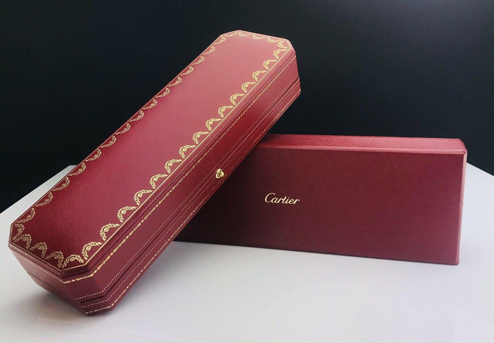 Cartier Armband/Uhr Präsentationsbox & Außenbox

Abmessungen: Länge 24cm x Breite 7,5cm x Höhe 5cm

Zustand: Allgemeiner Gebrauchtzustand, mit einigen Oberflächenabnutzungen, ansonsten guter Gesamtzustand. Äußere Box hat einige Kratzer, aber