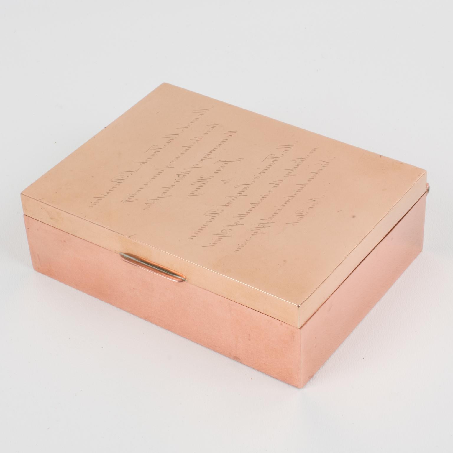 Cartier Paris a réalisé cette boîte décorative sophistiquée en cuivre et en laiton dans les années 1950. Il s'agit d'une boîte à puzzle qui utilise la technique d'écriture spéculaire de Léonard de Vinci*. Si l'on regarde la boîte en face, le texte