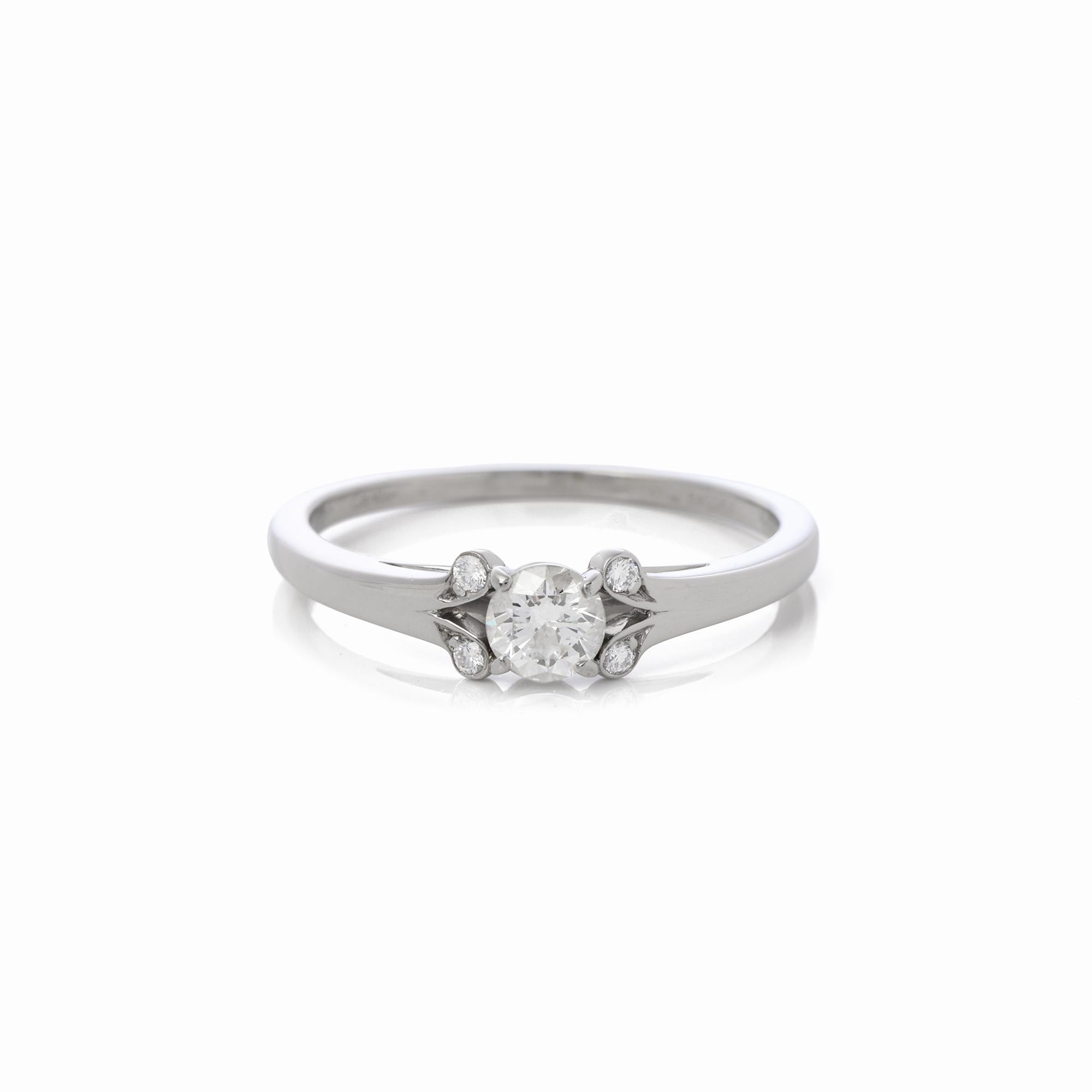 Cartier Brillantschliff 0,32ct Solitär Diamant Platin Ballerine Ring

Details zum Produkt
Xupes Ref: J993
Marke: Cartier
Modell: 0.32ct Diamant Ballerine Ring
Art: Ring
Seriennummer: 8*****
Alter: 2007
Begleitet von: Cartier Box,