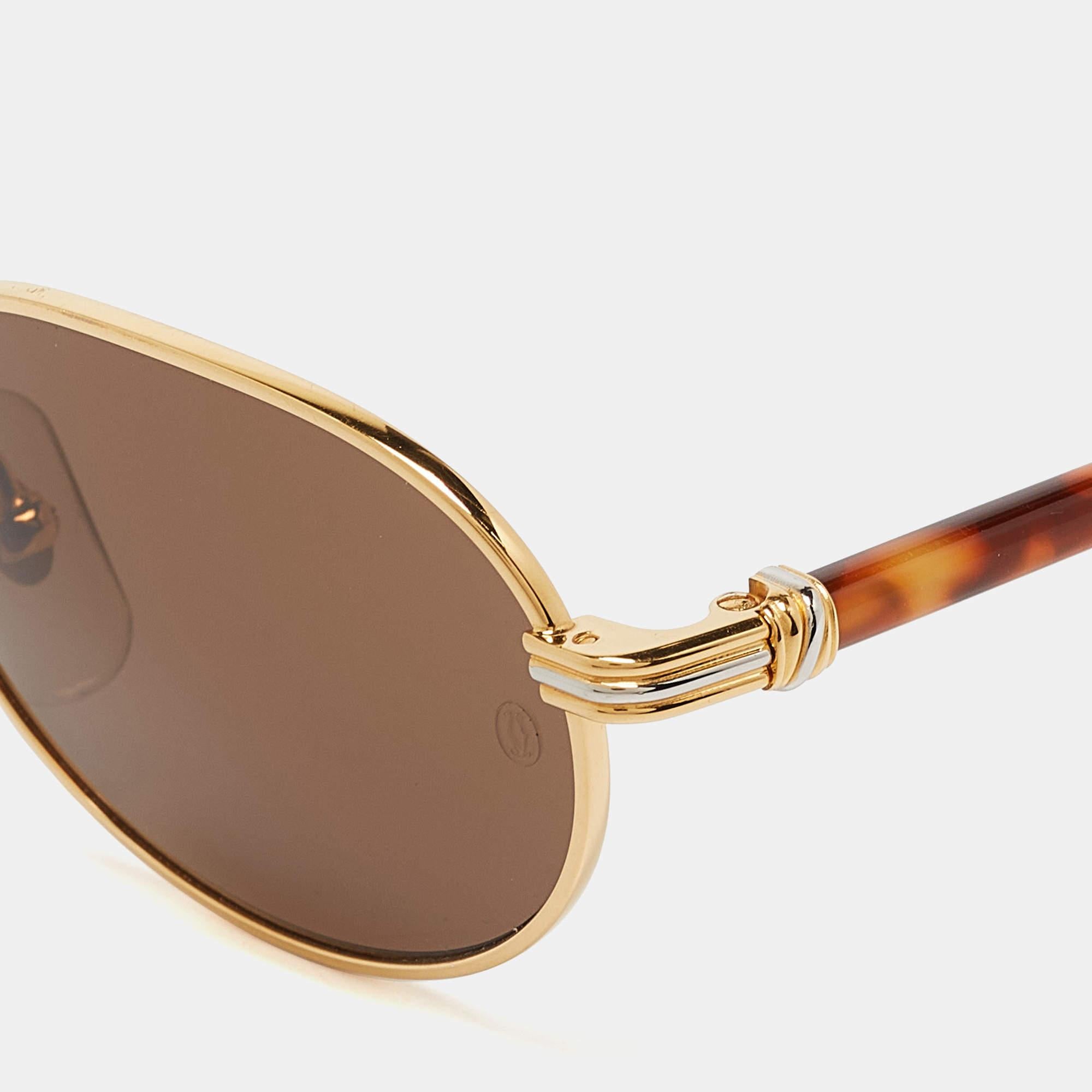 Nous voyons les détails sur cette exquise paire de lunettes de soleil de créateur fabriquée à partir de matériaux nobles. Les lunettes de soleil sont à la fois luxueuses et pratiques.