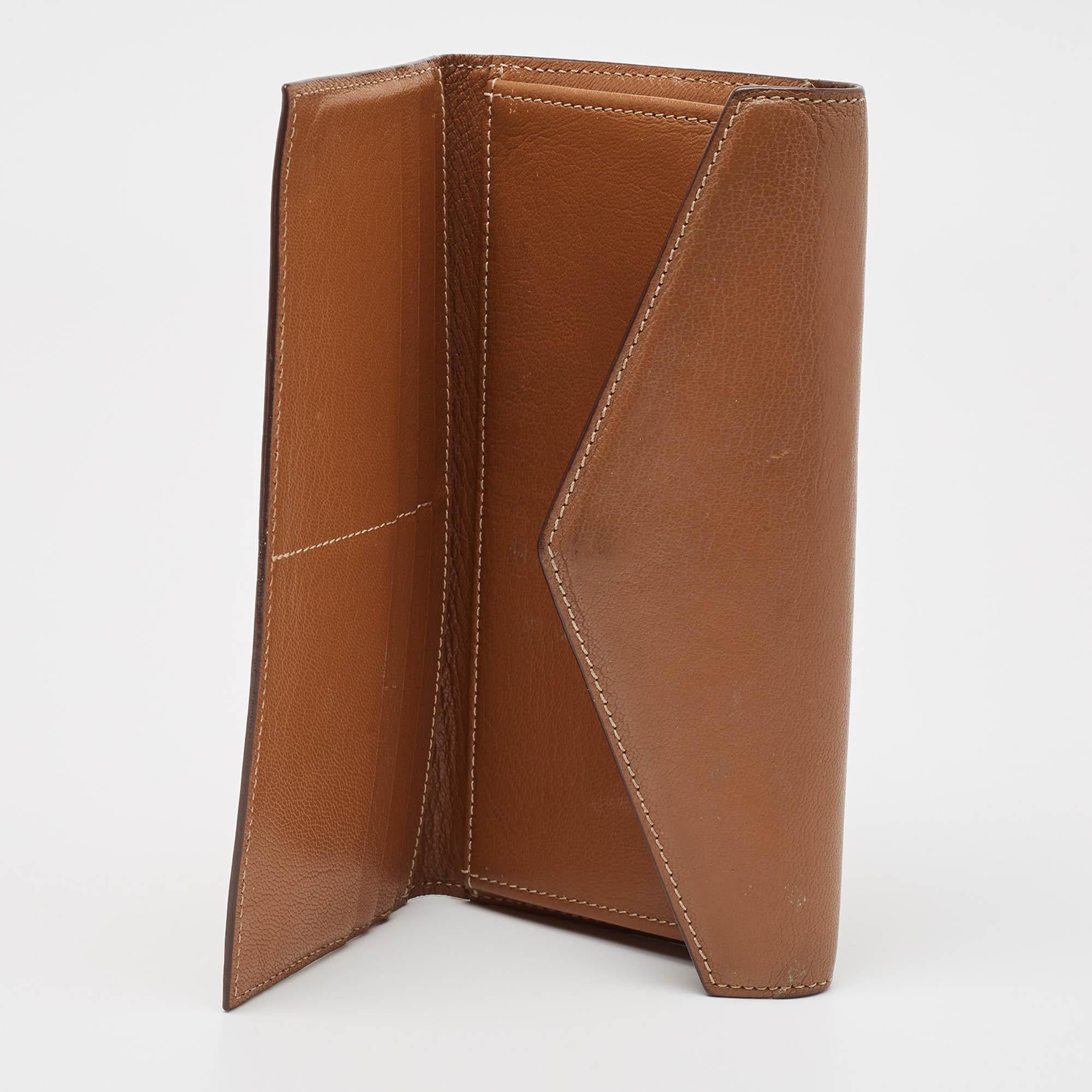 This stylish wallet from Cartier is styled as an envelope. It comes crafted from leather and is equipped with compartments and multiple card slots so you can neatly carry your cards and cash.