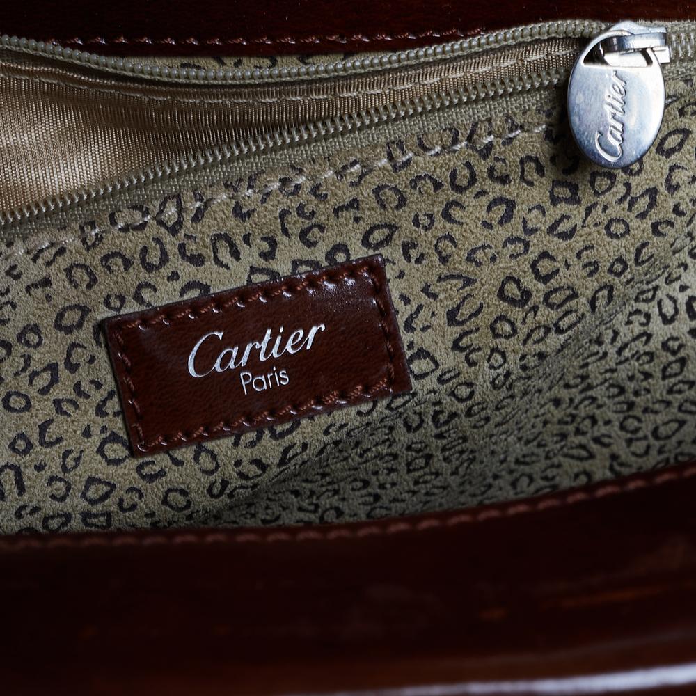 Presented by the House of Cartier, this Panthere bag is skillfully designed with utmost precision and mastery. This bag comprises of brown leather on the exterior with silver-toned hardware embellishing its boxy silhouette. It displays two sturdy