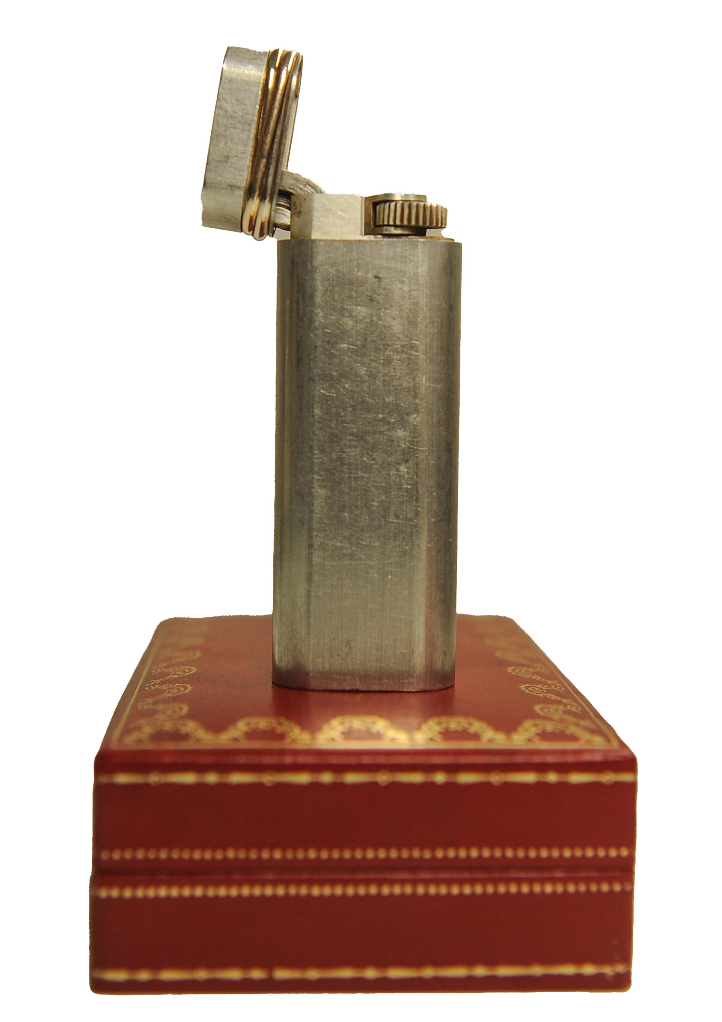 Accendino ovale Trinity in argento spazzolato di Cartier con scatola di Cartier in vendita 3