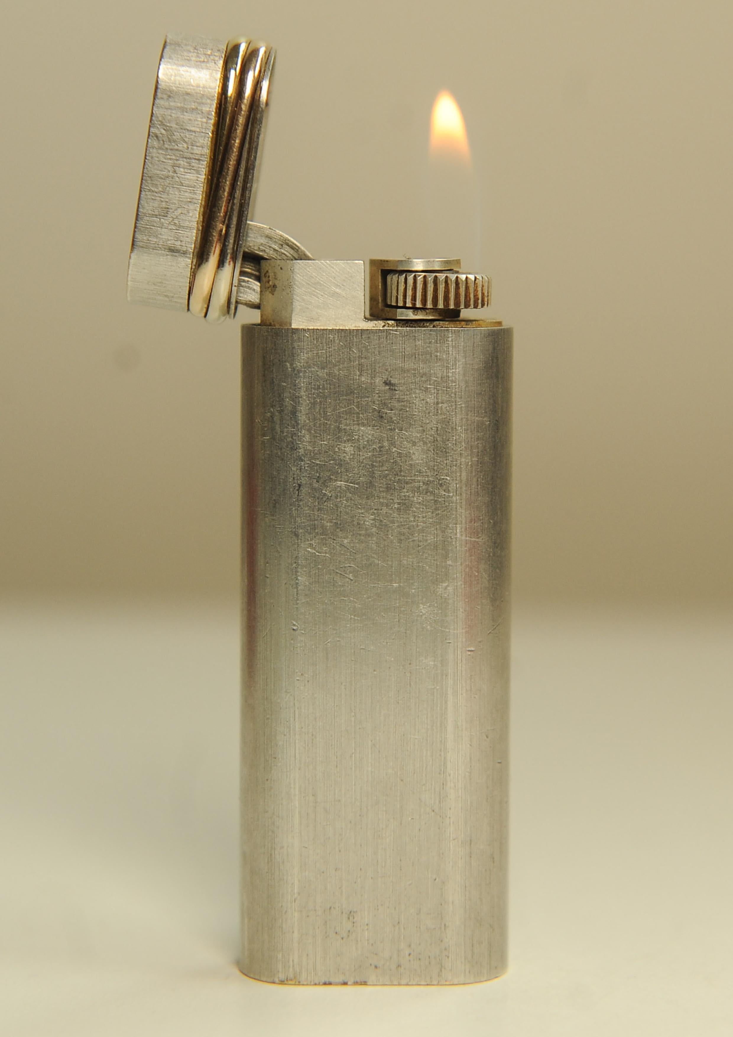 Accendino ovale Trinity in argento spazzolato di Cartier con scatola di Cartier in vendita 9