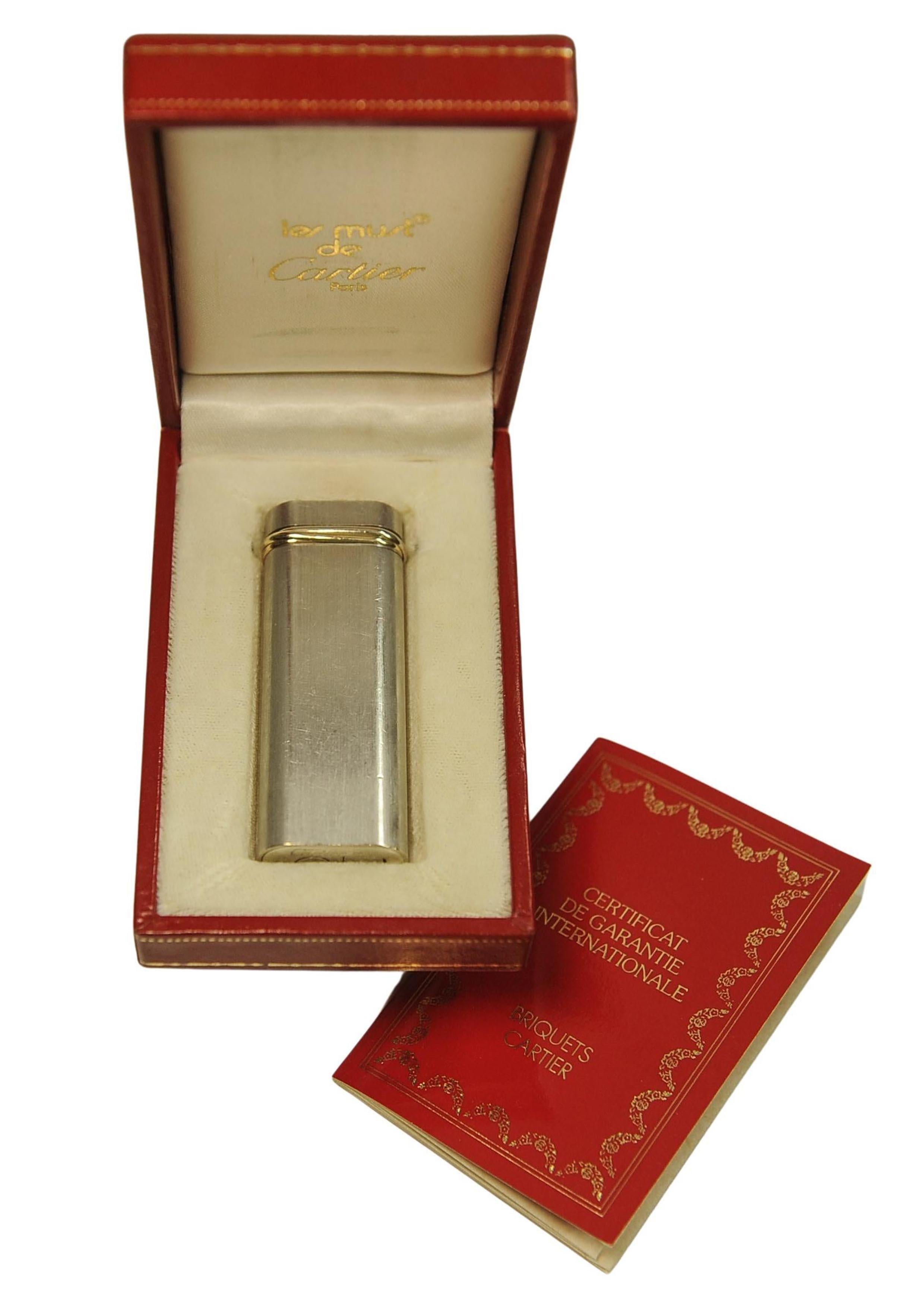 Un classico accendisigari ovale Trinity in argento spazzolato di Cartier con scatola e documenti di Cartier  Servito

Lavoro completo



