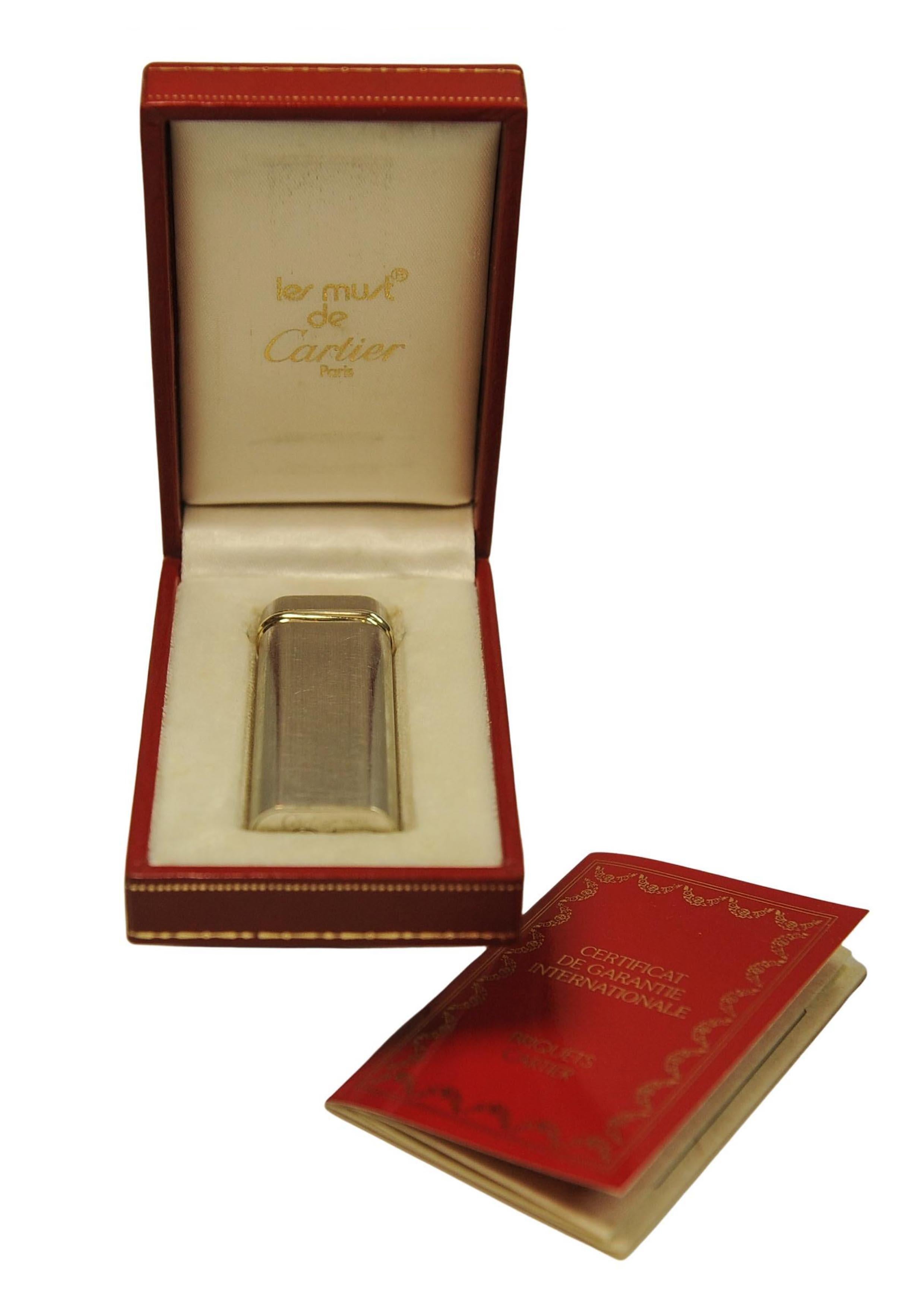 Francese Accendino ovale Trinity in argento spazzolato di Cartier con scatola di Cartier in vendita