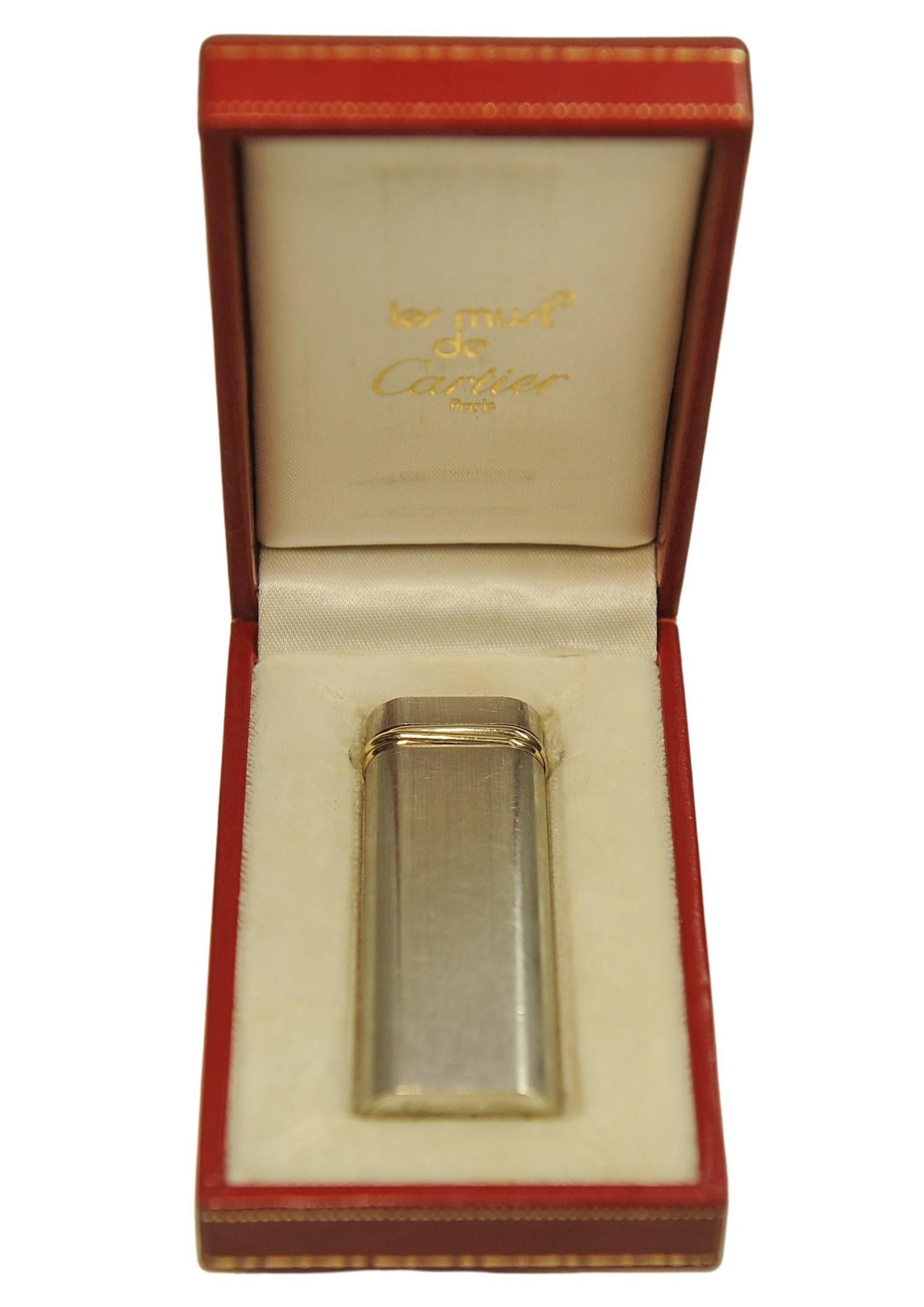 Accendino ovale Trinity in argento spazzolato di Cartier con scatola di Cartier In condizioni buone in vendita a Reading, Berkshire