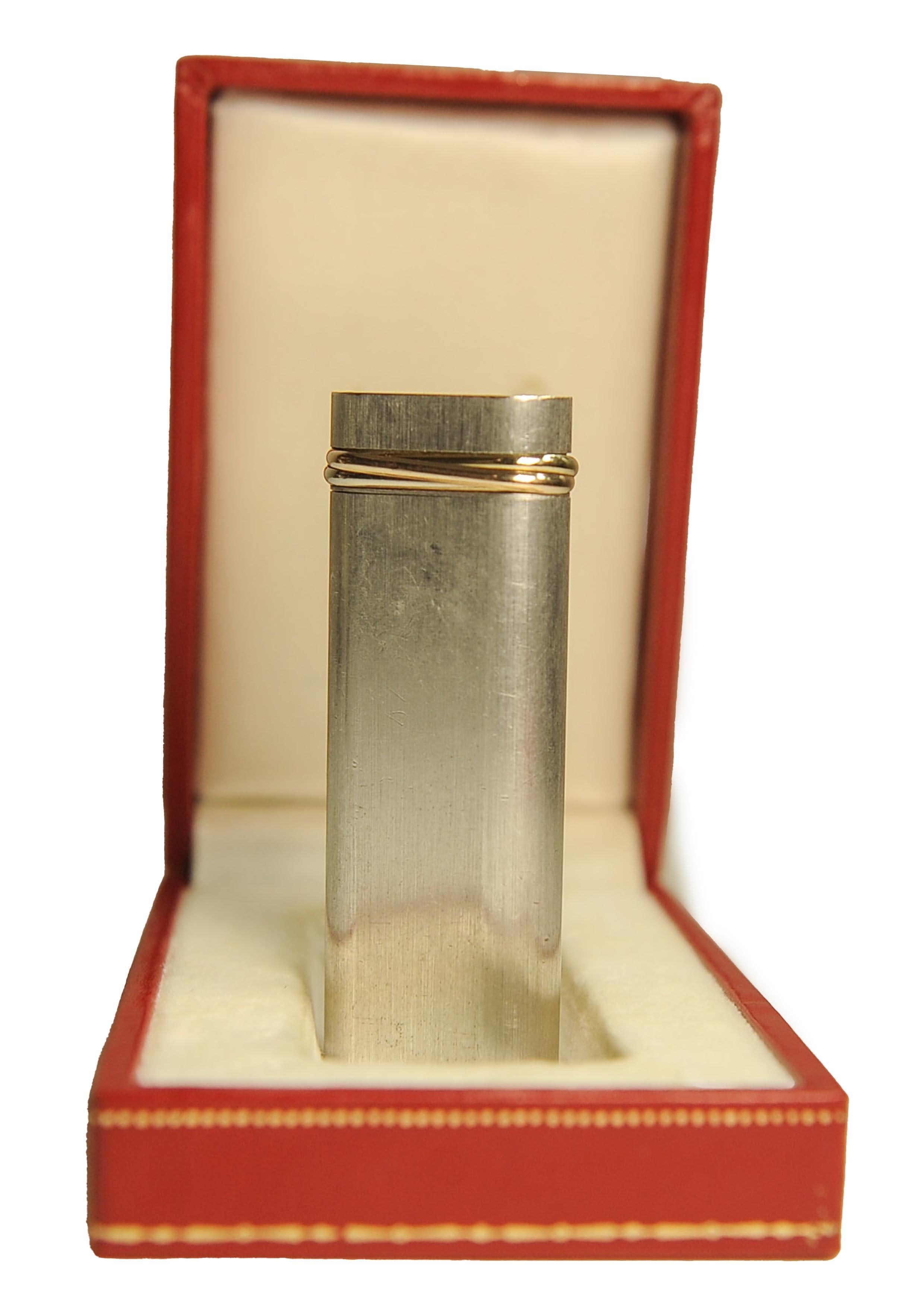XX secolo Accendino ovale Trinity in argento spazzolato di Cartier con scatola di Cartier in vendita