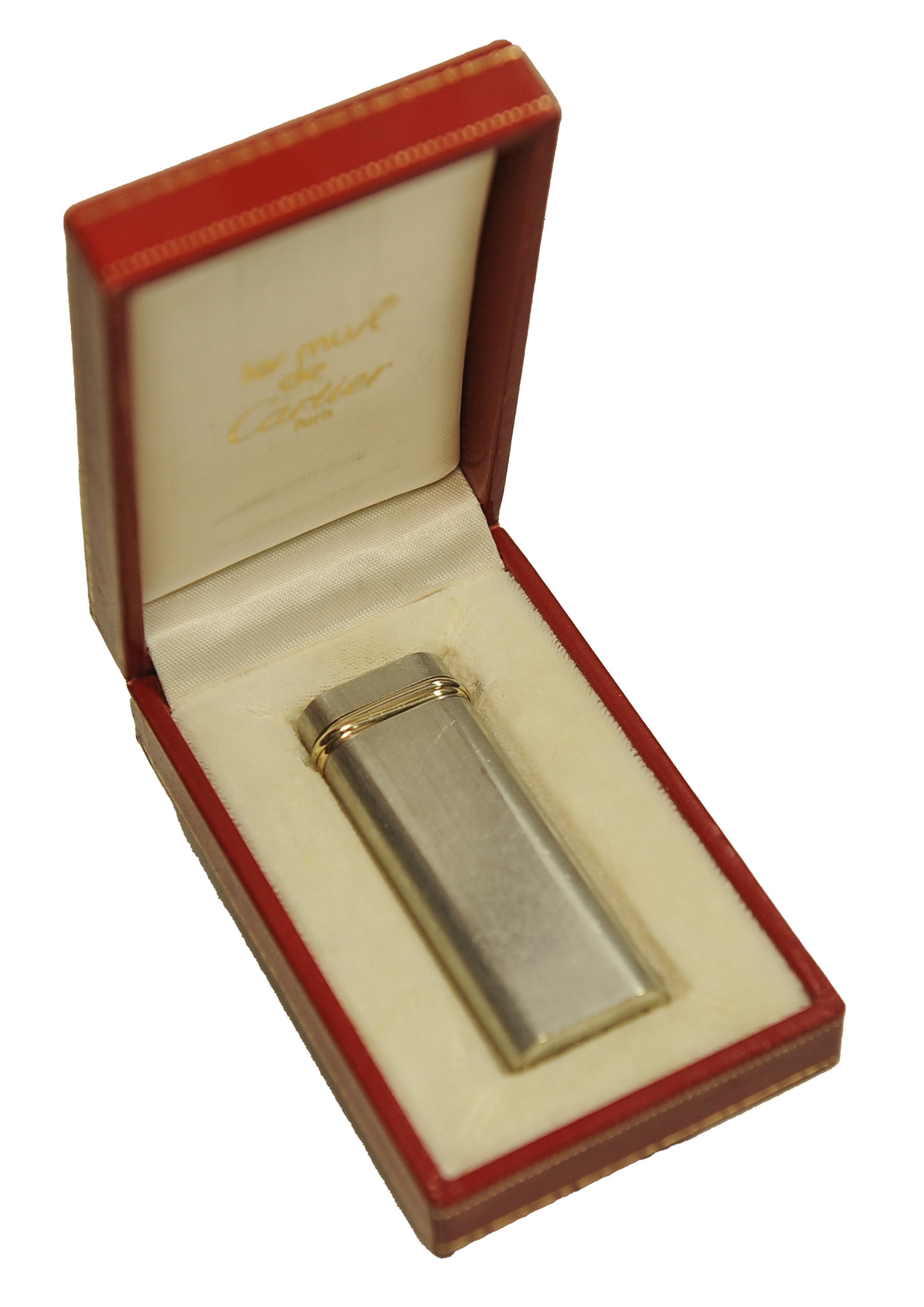 Metallo Accendino ovale Trinity in argento spazzolato di Cartier con scatola di Cartier in vendita