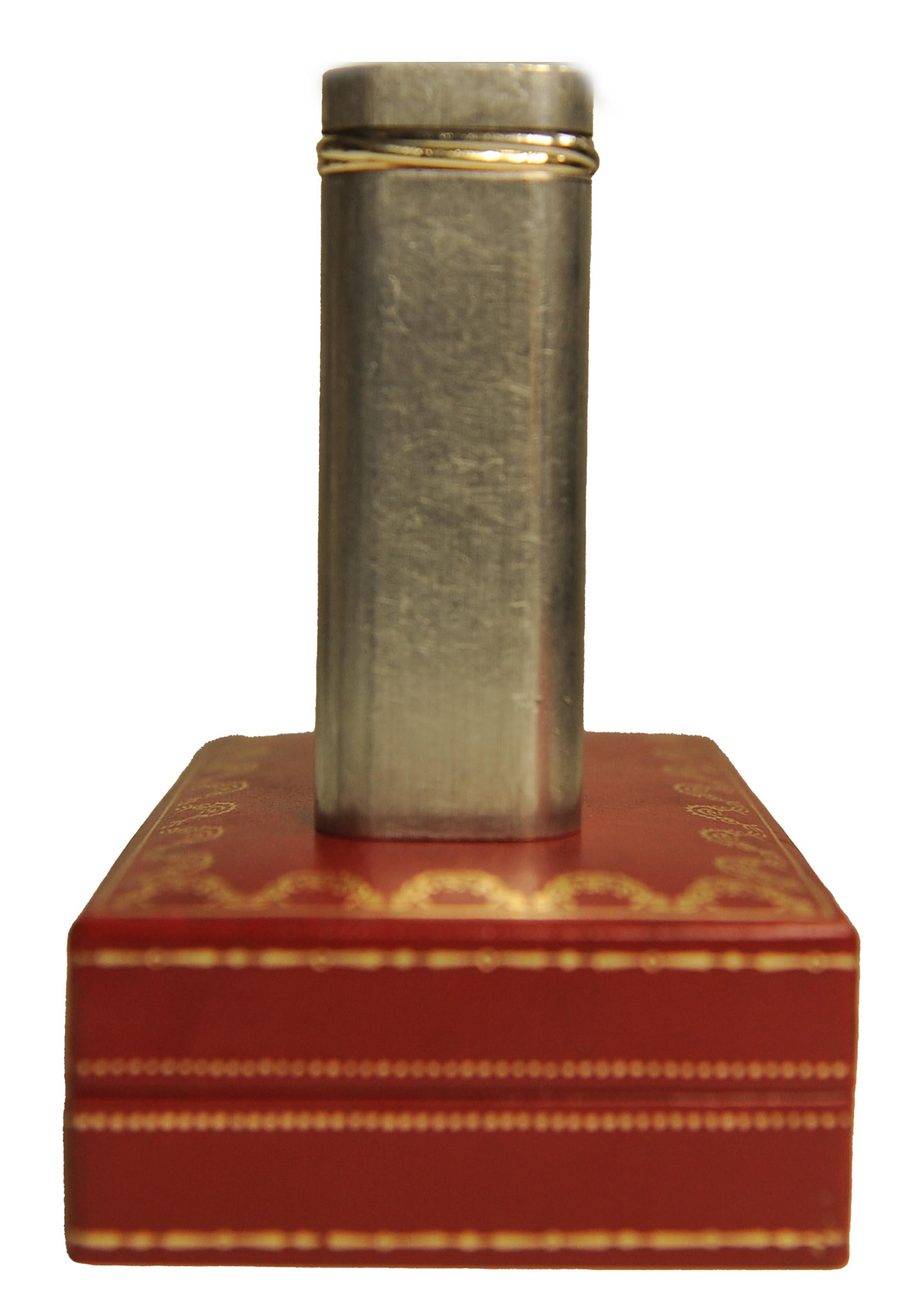 Accendino ovale Trinity in argento spazzolato di Cartier con scatola di Cartier in vendita 1