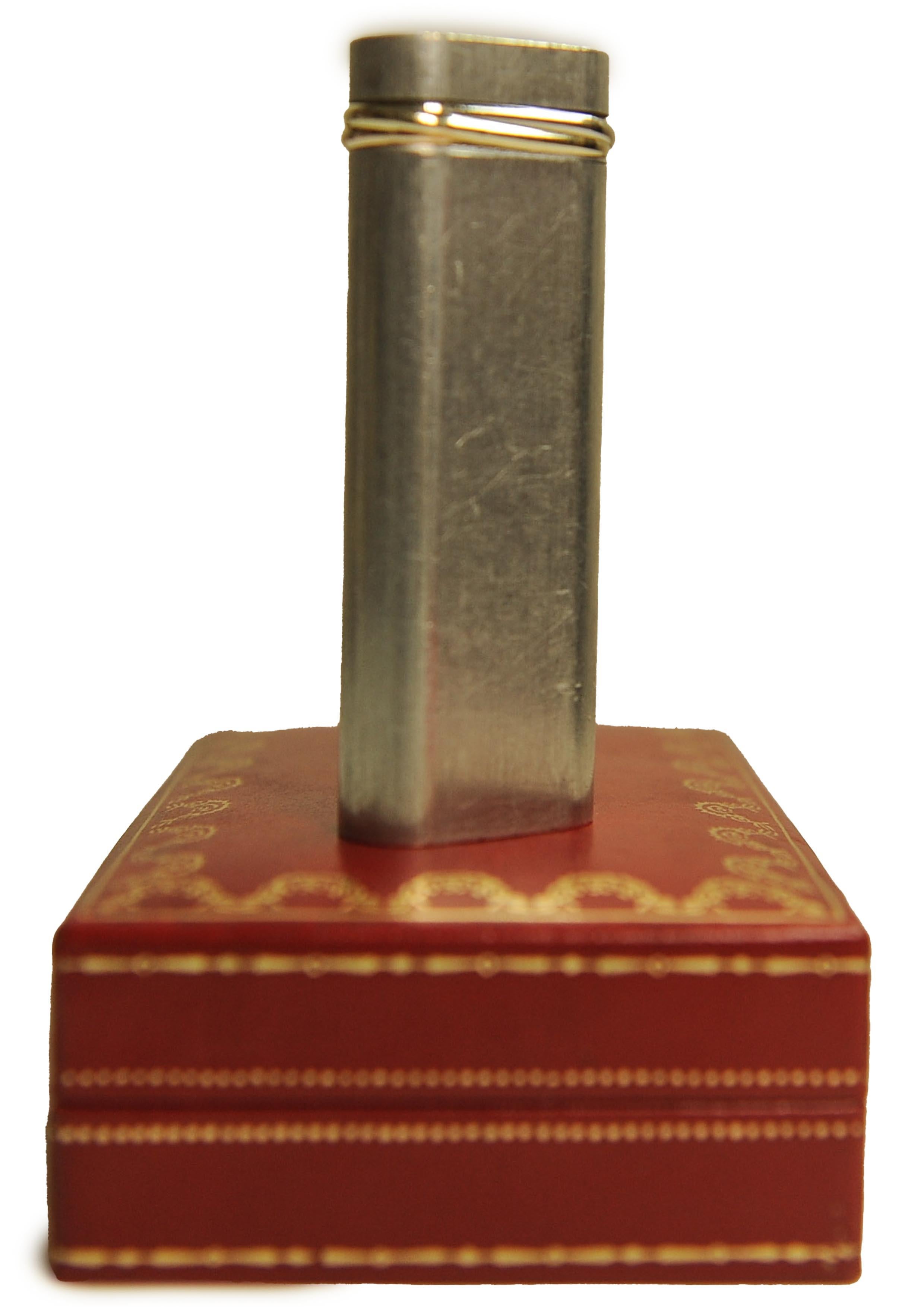 Accendino ovale Trinity in argento spazzolato di Cartier con scatola di Cartier in vendita 2