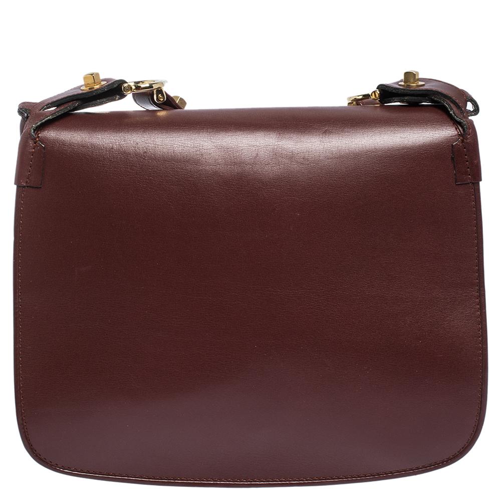 Cartier brings you this super-stylish shoulder bag that carries a design which will surely delight your tastes. It comes crafted from leather and styled with a logo-detailed front flap, a single shoulder strap and a well-sized leather