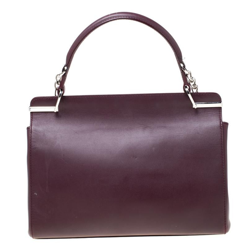 Faites une apparition merveilleuse en parant ce sac à poignée en peluche et de grande classe Jeanne Toussaint. Ce sac bien conçu, fabriqué en cuir, peut contenir plus que l'essentiel dans son intérieur doublé de daim. Il possède un rabat frontal,