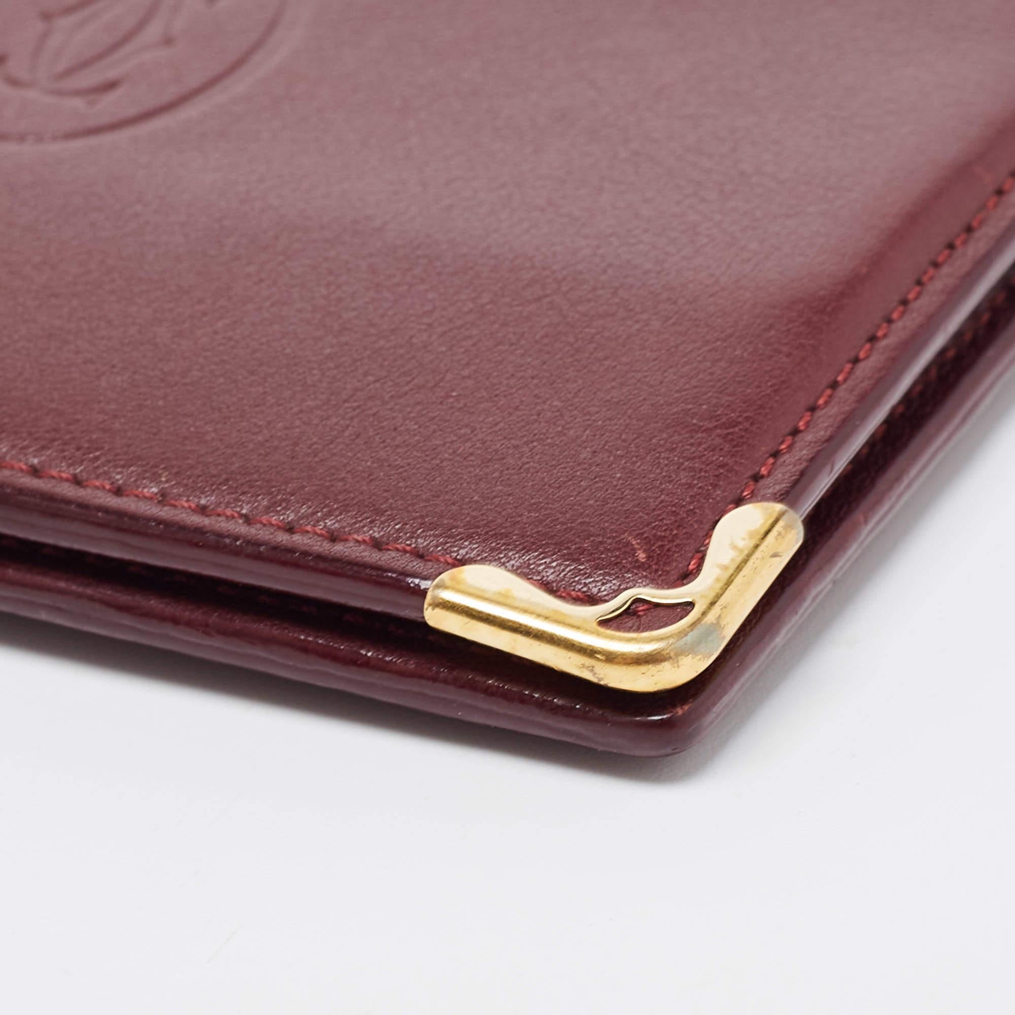 Cartier Burgundy Leather Must De Cartier 6CC Bifold Wallet In Good Condition In Dubai, Al Qouz 2