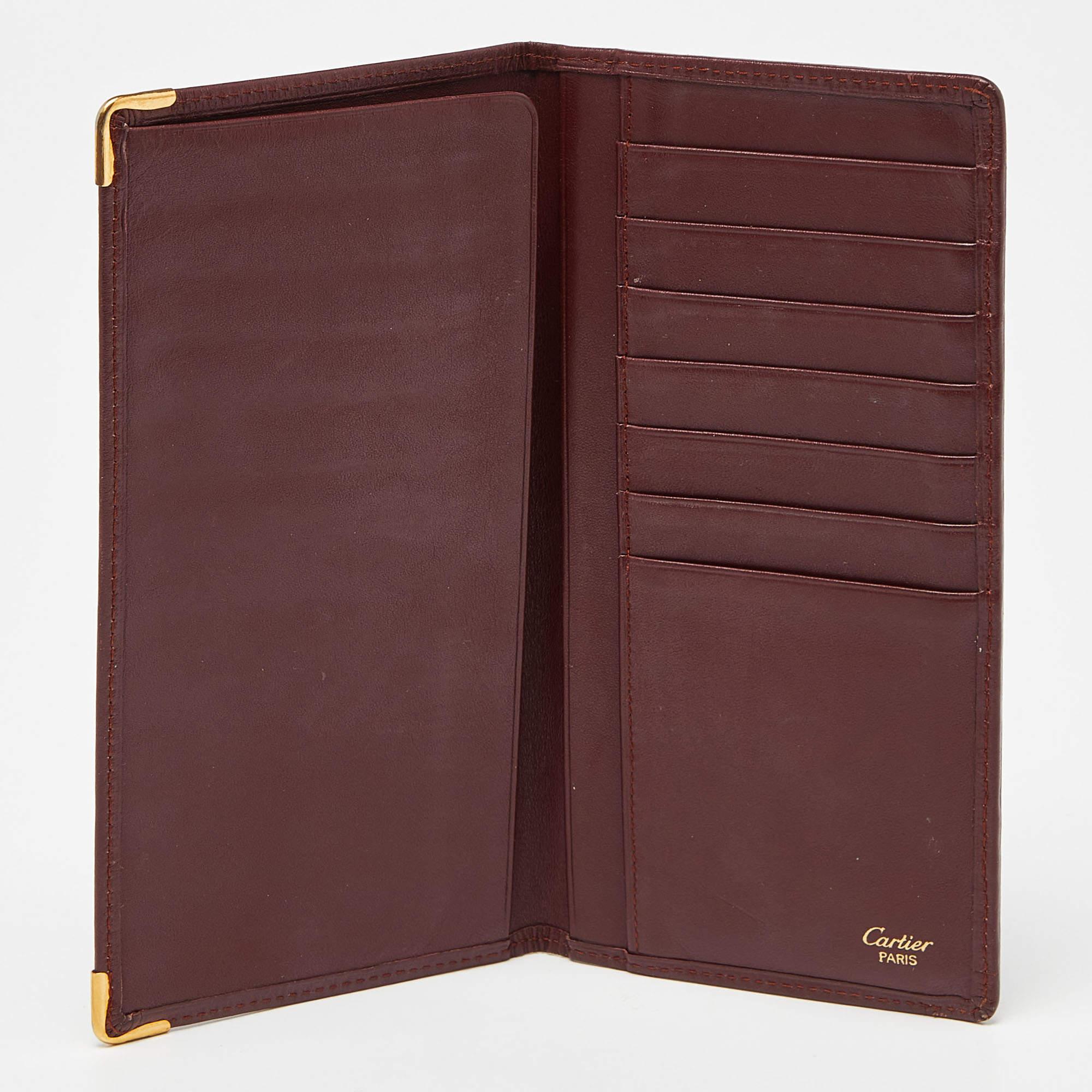This wallet is conveniently designed for everyday use. It comes with a well-structured interior for you to neatly arrange your cards and cash. This stylish piece is complete with a sleek appeal. 