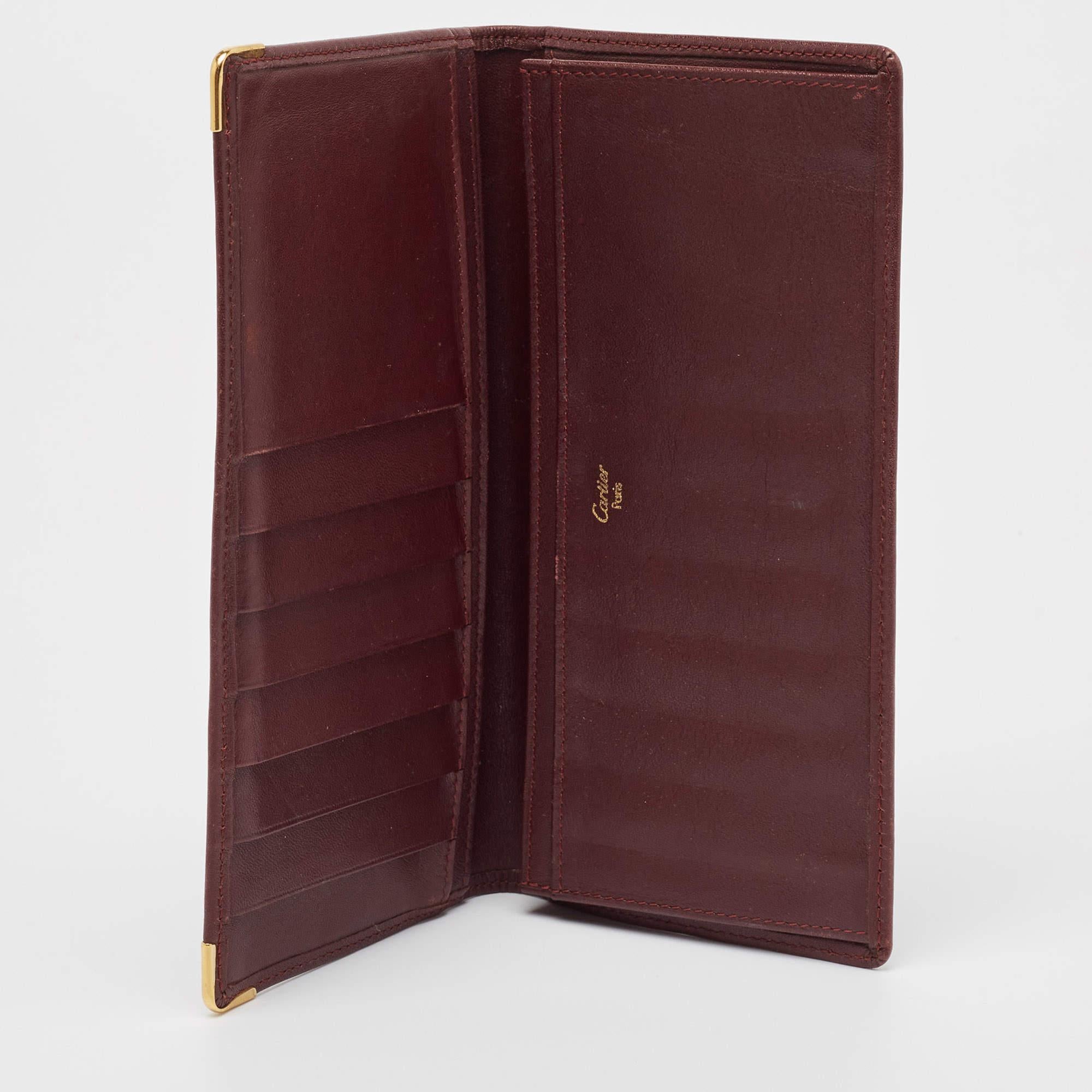 Funzionale e alla moda, questo portafoglio è una scelta stilistica di classe. È realizzata con materiali di qualità e il suo interno foderato conserverà i tuoi oggetti essenziali per la sera in modo ordinato.