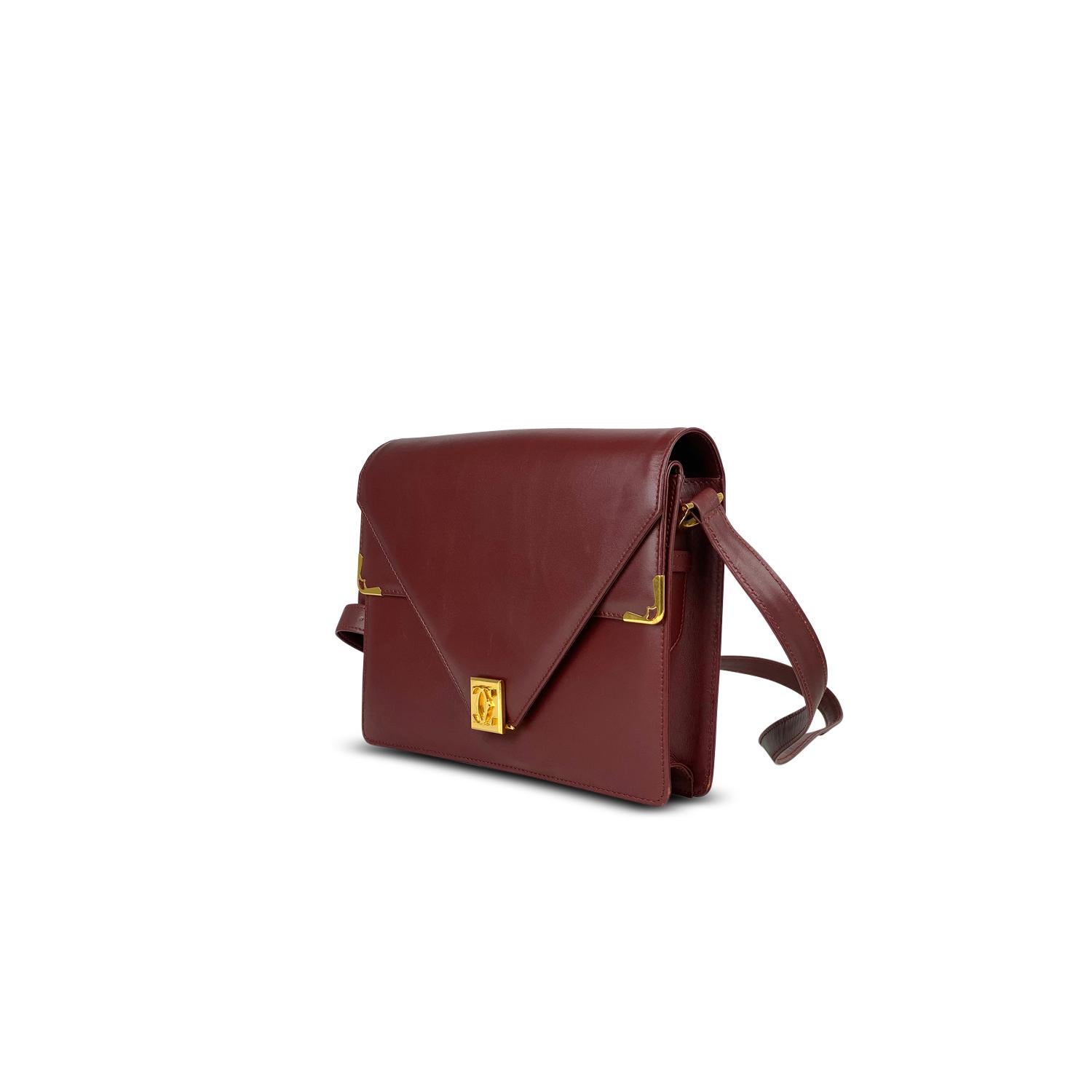 Burgundy leather Cartier Les Must De crossbody bag with

– Gold-tone hardware
– Single adjustable flat shoulder strap
– Single flap pocket under flap
– Tonal leather lining, dual pockets at interior walls; one with zip closure and flip-lock closure