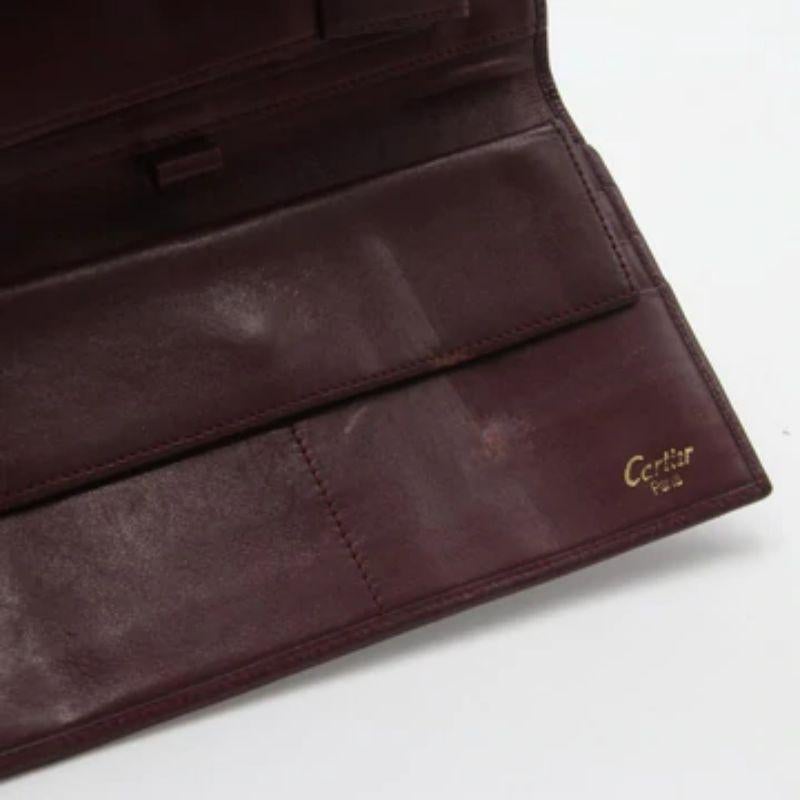 Cartier Burgundy Pebbled Leather Logo Tri-Fold Continental Wallet CR-W0930P-0405 In Good Condition For Sale In Downey, CA