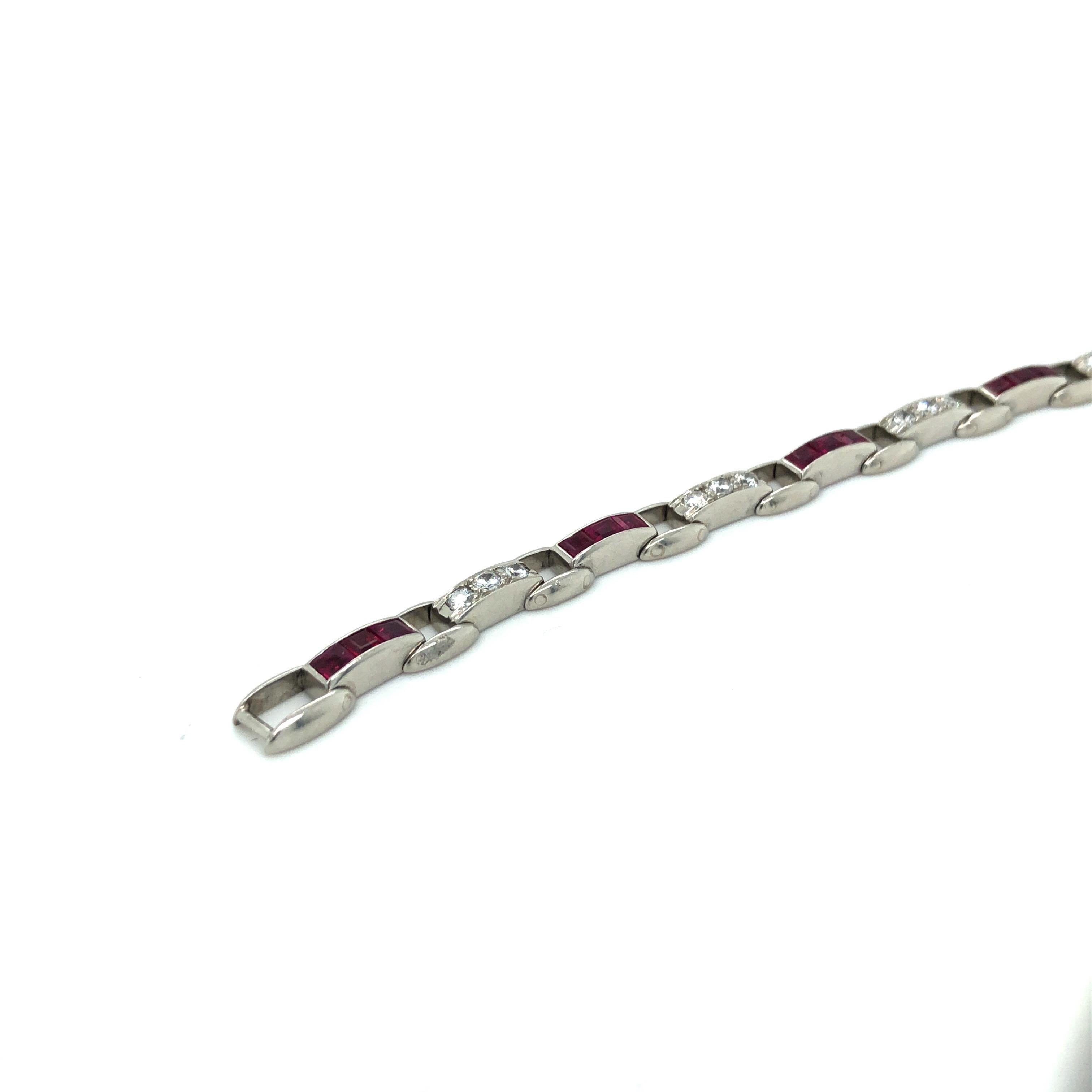 Cartier Burma Rubies Round Cut Diamonds Platinum Link Bracelet In Good Condition In Zurich, CH