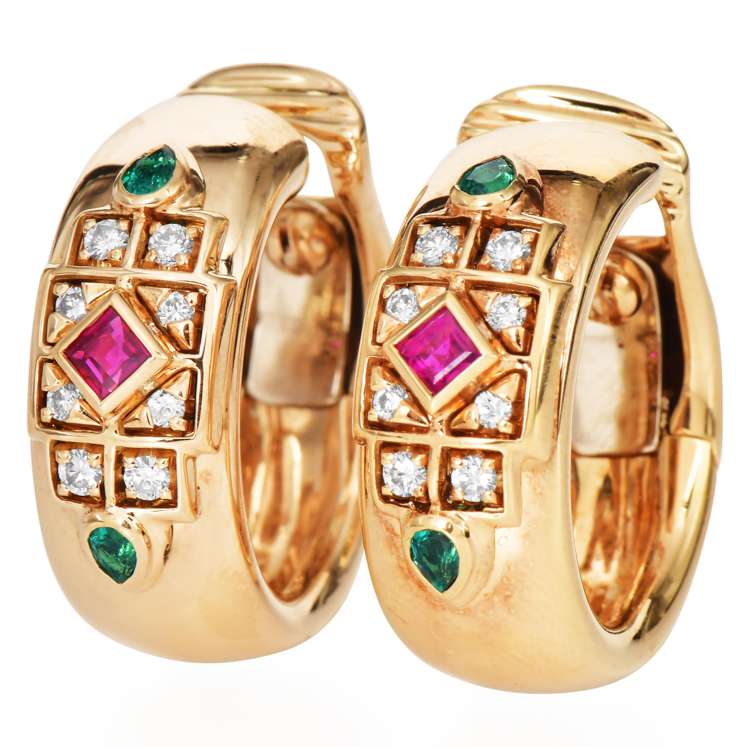 Pendientes de aro Cartier de oro amarillo de 18 quilates con diamantes bizantinos, rubíes y esmeraldas - Años 90

Estos exquisitos pendientes de aro bizantinos Cartier de los años 90 están elaborados en lujoso oro amarillo de 18 quilates y adornados