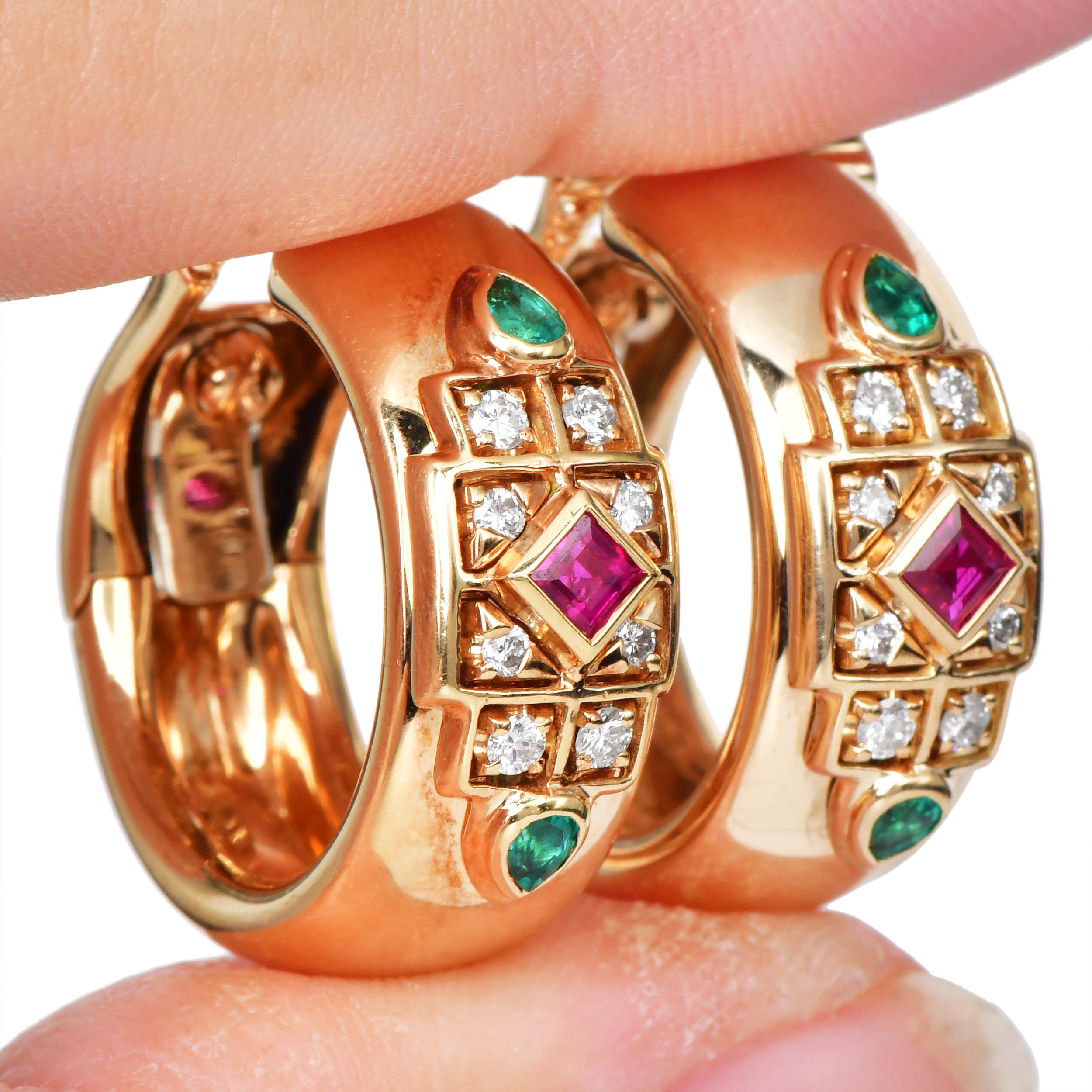 De las mujeres Pendientes de aro Cartier de diamante bizantino, rubí y esmeralda amarillos de 18 quilates en venta