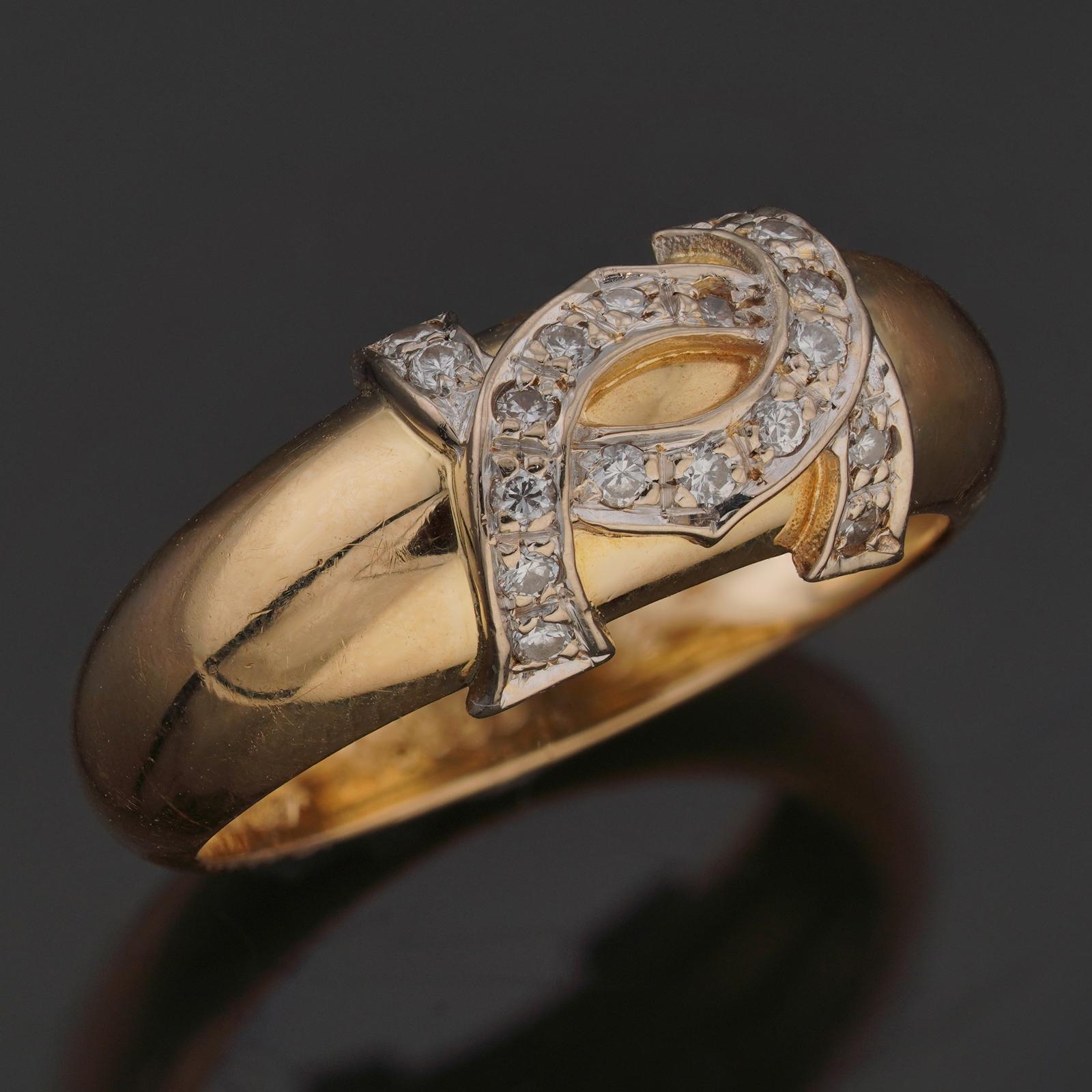Cette fabuleuse bague vintage de Cartier, issue de la collection emblématique C de Cartier, est réalisée en or jaune 18 carats et présente un double logo C serti de diamants ronds. Fabriqué en France dans les années 1970. Dimensions : 0,31