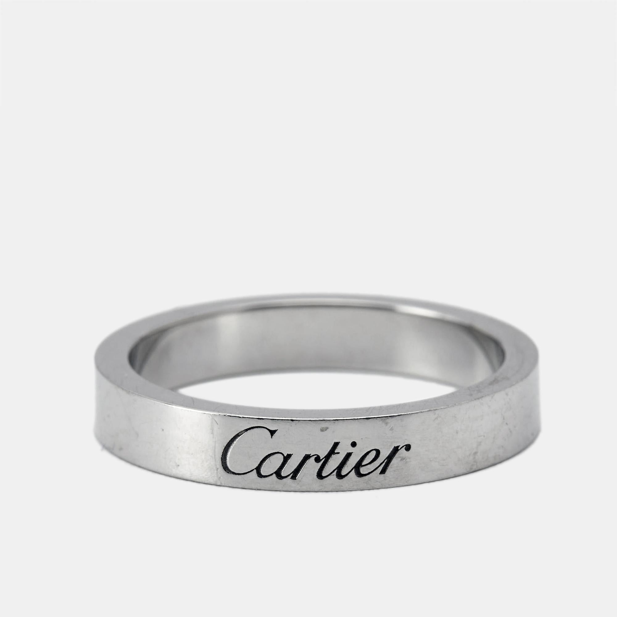 Fabriquée en platine luxueux, l'alliance C.C de Cartier est d'une sophistication intemporelle. Son design élégant présente le motif emblématique du 