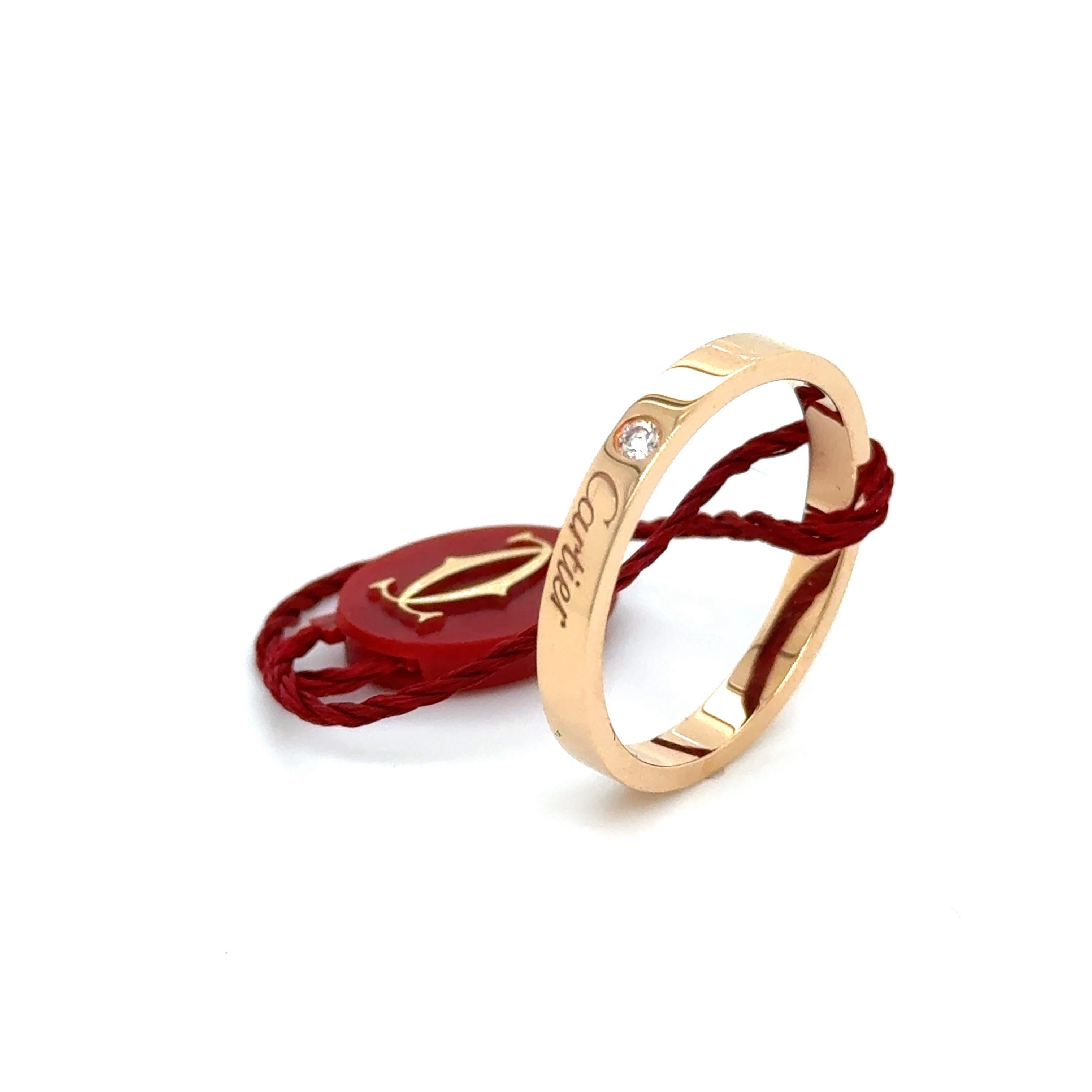 Klassischer Ehering vom famosen Designer Cartier. Das Band ist aus 18 Karat Roségold gefertigt und mit einem runden Diamanten im Brillantschliff als Solitär besetzt.  Der Diamant wiegt 0,03 und hat die Farbe F VVS. Der Ring hat die Größe 10,75 oder