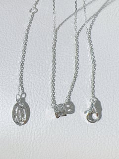 Collier Cartier « C DE CARTIER » en or blanc avec un diamant unique en forme de tête de taureau