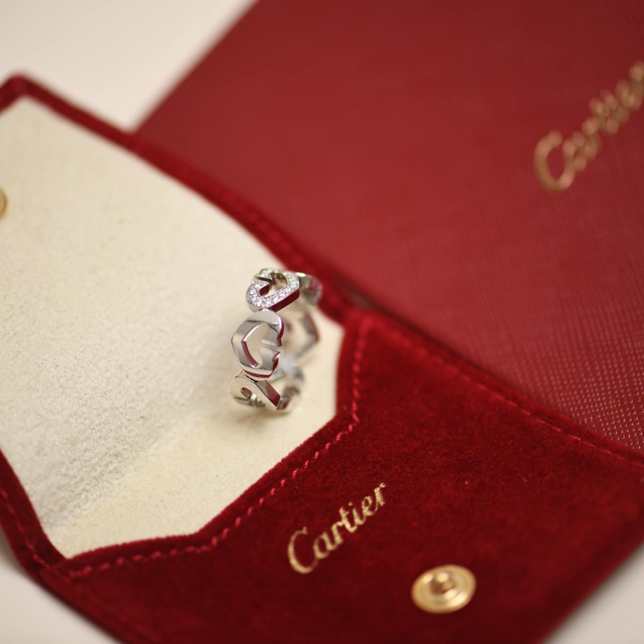 SKU	77701363
Livré avec	Set complet (pochette + carte)
Date	2011
Modèle	A.I.C. Cartier
Numéro de série	QJ****
Métal	Or blanc 18k
Pierres	Diamant
Poids	Environ 7,61 g
Largeur	Environ 2 cm
Taille de l'anneau 	50 
Condit	Excellent
Autres