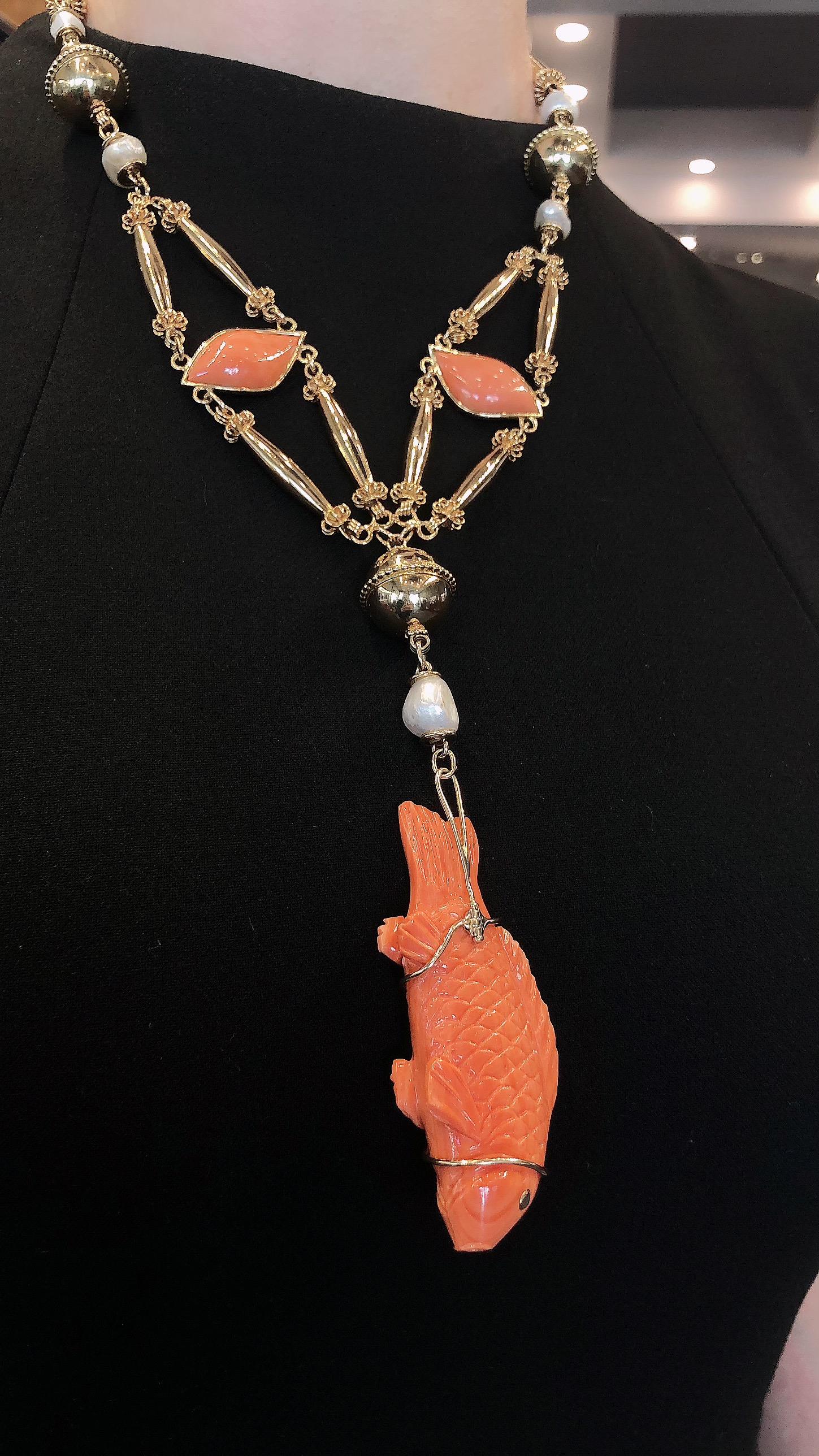 Cartier, collier de poissons en corail sculpté et cabochon Bon état - En vente à New York, NY