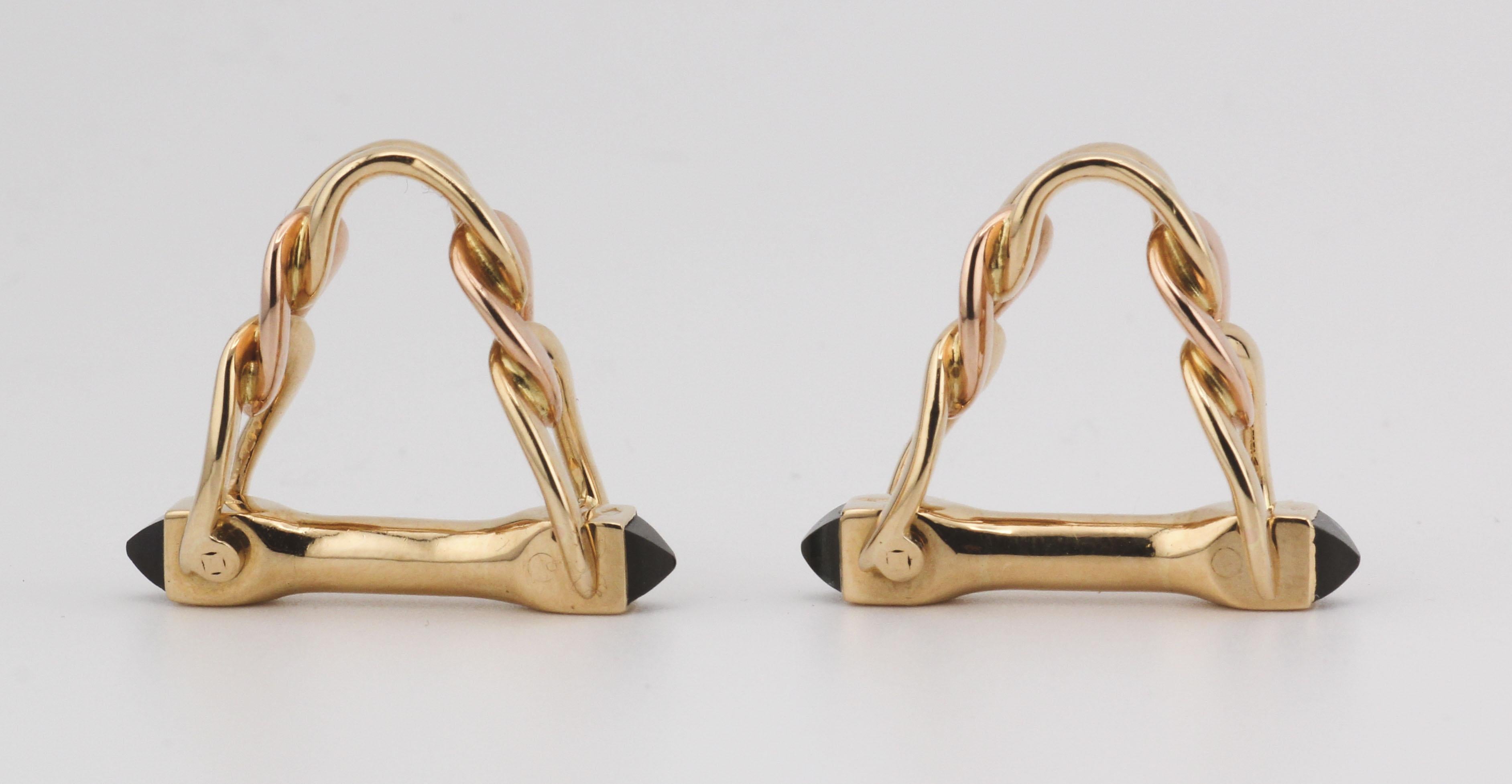 Eleva tu conjunto con los gemelos Cartier de oro de 18 quilates y zafiro. Muestra de la exquisita artesanía de Cartier, estos gemelos encarnan el lujo y la precisión.

Fabricados en oro de 18 quilates, los gemelos presentan un intrincado diseño de