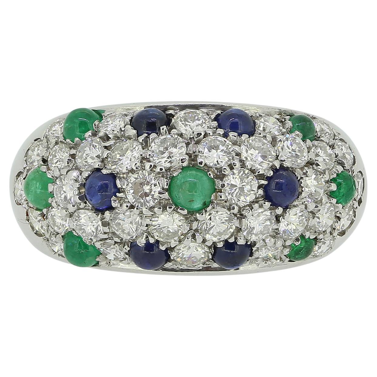 Cartier Ring mit Cabochon-Saphir, Smaragd und Diamant im Angebot
