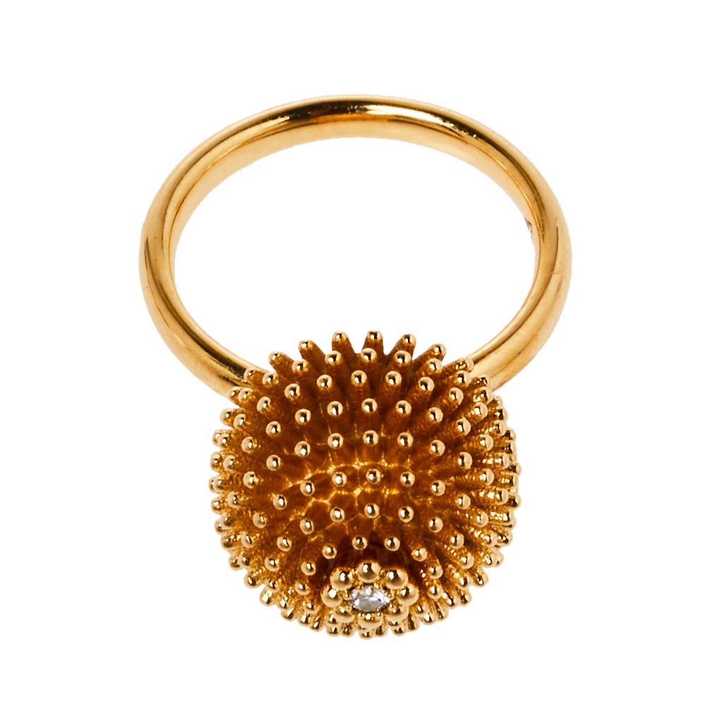 Beautiful and feminine, this ethereal ring is a statement piece that is designed to complement a variety of your ensembles. Addressing the brand's chic taste and refined aesthetics, this beautiful ring is rendered in 18k rose gold with a cactus