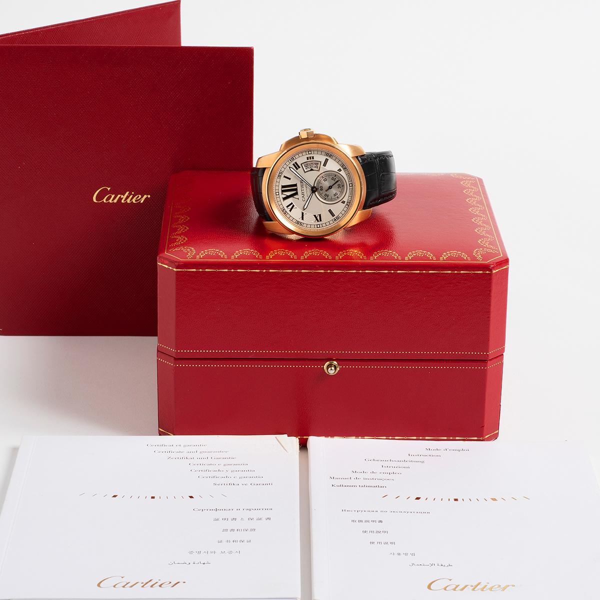 Unsere Cartier Calibre De Cartier 3300 / W7100009 ist eine seltene Referenz mit einem eleganten 45-mm-Gehäuse aus 18-karätigem Roségold mit Ausstellungsboden und einem schwarzen Cartier-Lederarmband mit Faltschließe aus 18-karätigem Roségold. Unsere