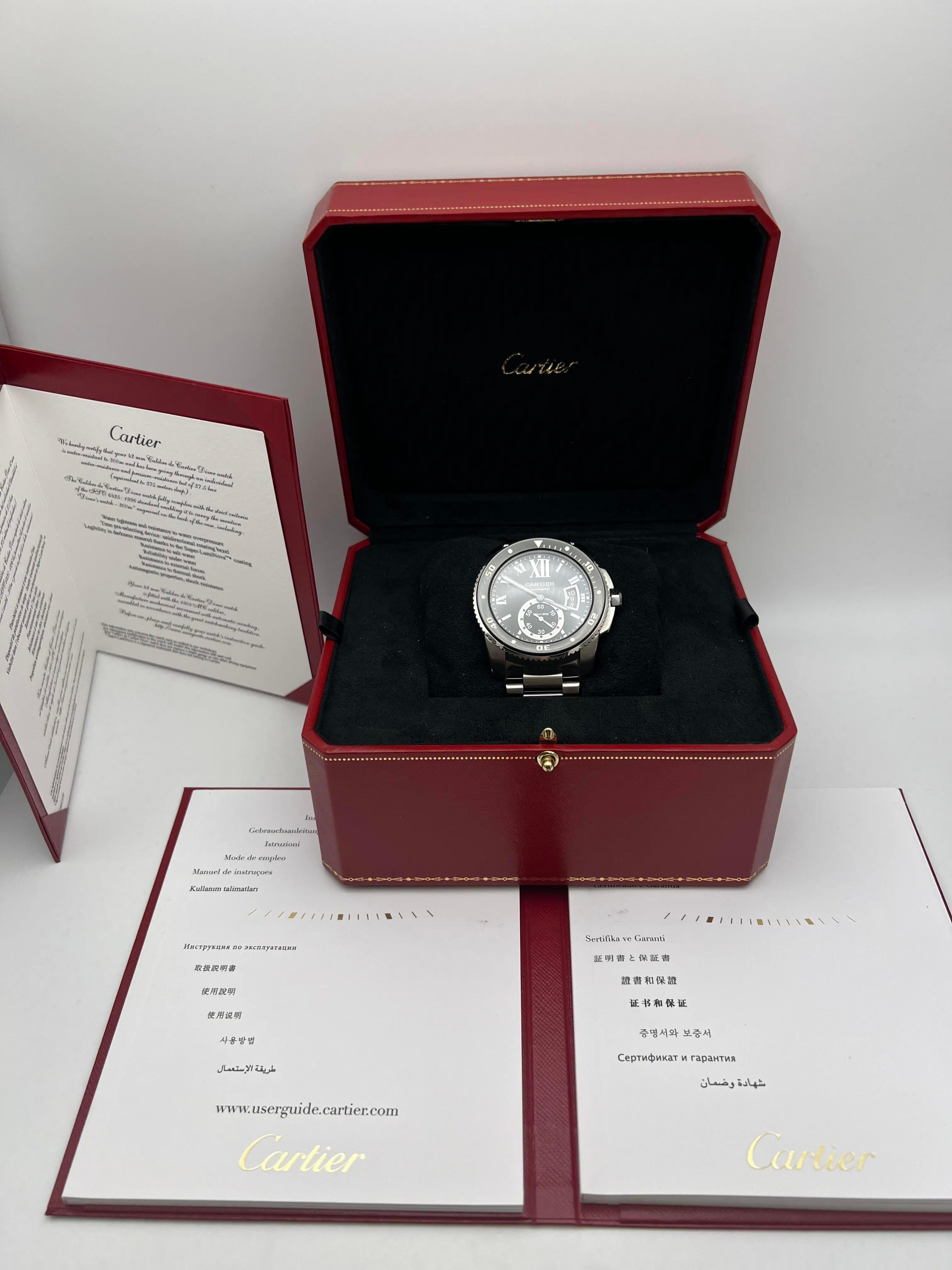 Le Calibre de Cartier Diver (référence W7100057) est un garde-temps distinctif qui allie harmonieusement l'esthétique raffinée de Cartier à une fonctionnalité robuste. Fabriqué en acier inoxydable, le boîtier de 42 mm est doté d'une lunette