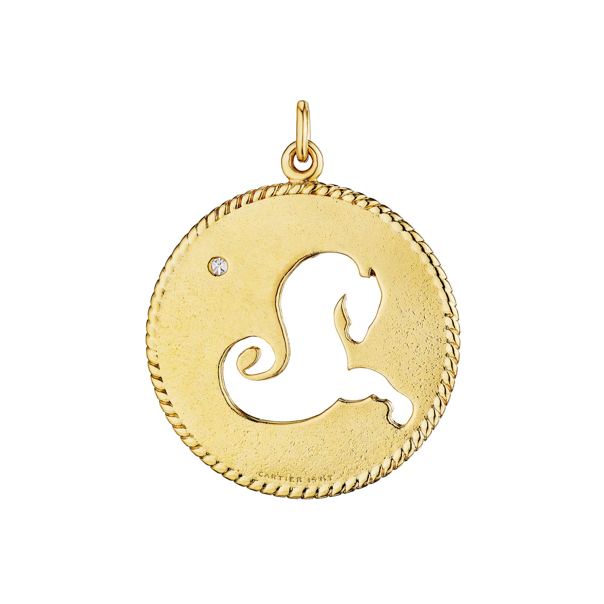 El místico animal Capricornio representa la ambición, la resistencia y la determinación, y este asombroso colgante vintage de oro y diamantes Capricornio del zodiaco de Cartier es elegantemente contundente. Firmado Cartier. Número de serie SN2487147