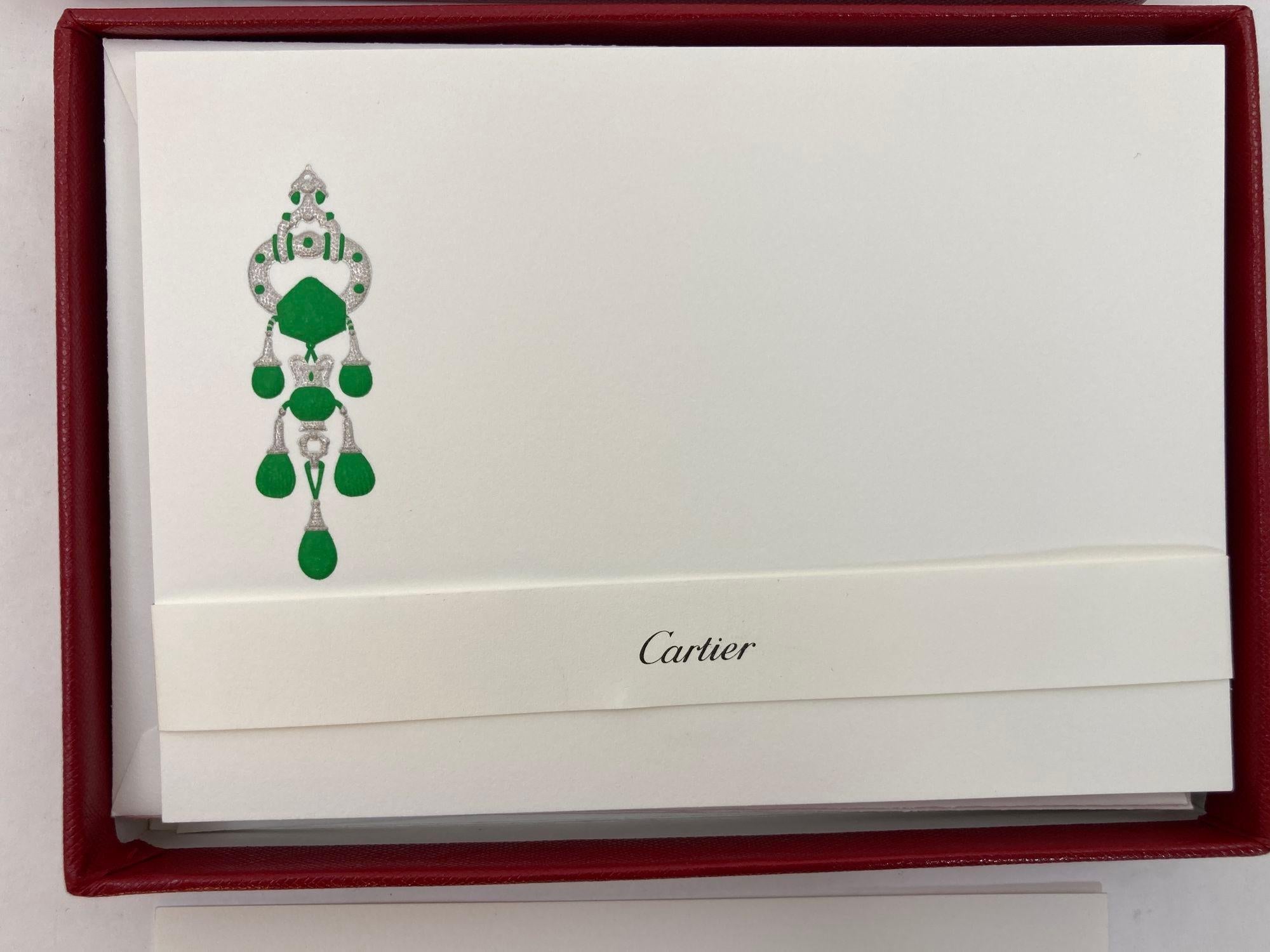Cartier Karte und Umschlag Briefpapier Set Mughal Majorie Merriweather Emerald Brooch Design.
Luxusbriefpapier Cartier Karten und Umschläge mit einem Cartier Design der Majorie Merriweather Post's Jewelry Emerald Gem Brooch. Briefpapier,