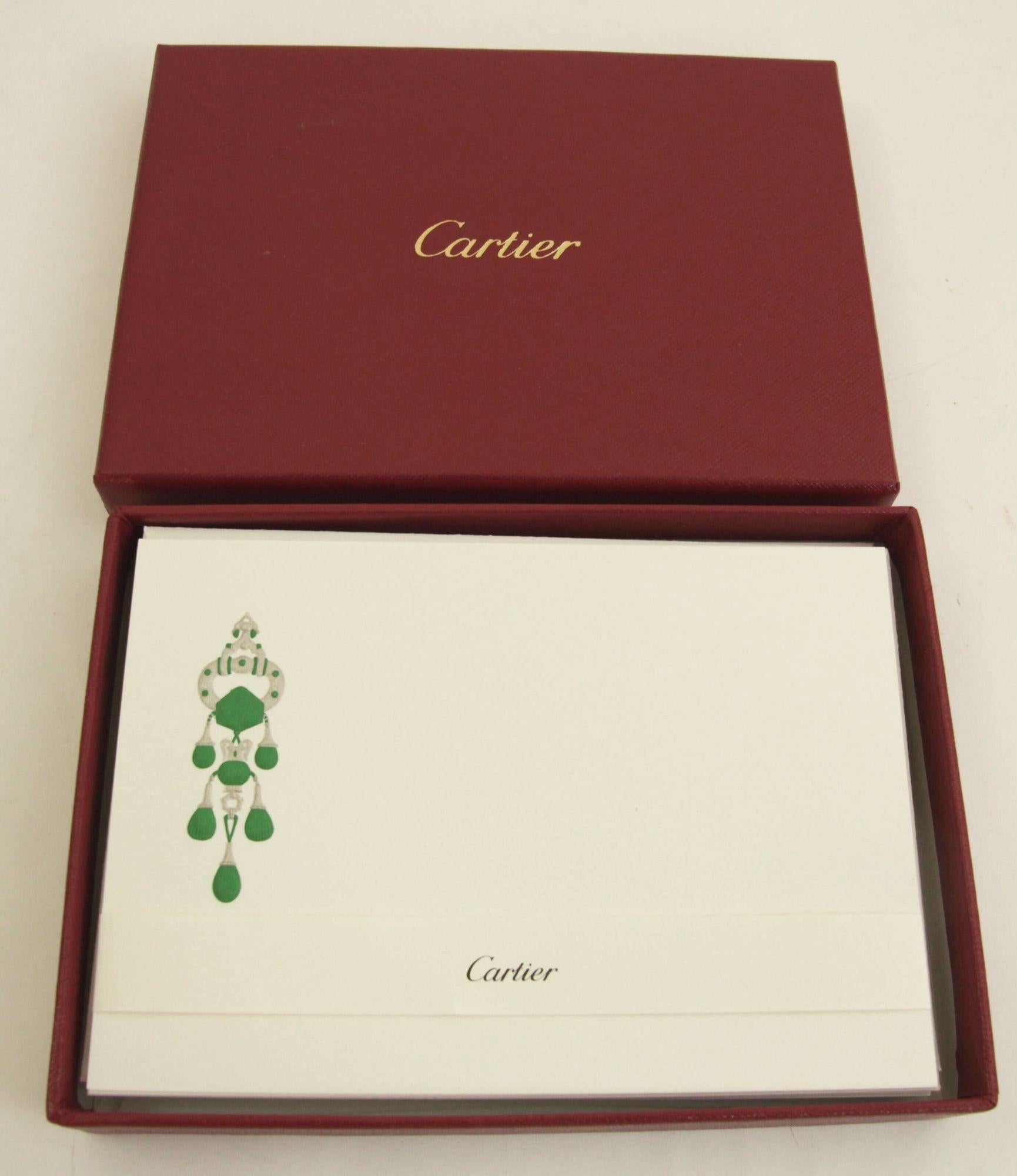 Cartier Karten- und Umschlagset Mughal Majorie Merriweather Smaragdbrosche Design (Französisch) im Angebot