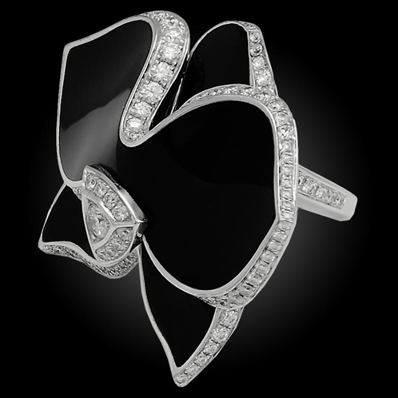 CARTIER Bague Caresse d'Orchidées Diamant Onyx Orchidée en or blanc 18k.
Environ 1,00 carat de diamants blancs ronds et brillants avec des panneaux en onyx sculptés et taillés sur mesure. Le haut de la bague mesure environ 1,50″ de longueur sur 1,40