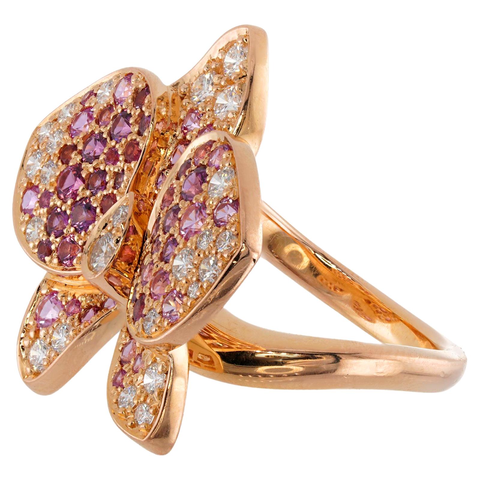 Dieser exquisite, authentische Ring von Cartier aus der eleganten Collection'S Caresse D'Orchidees ist in 18 Karat Roségold gefertigt und mit runden D-E-F VVS1-VVS2-Diamanten im Brillantschliff und runden rosa Saphiren besetzt. Hergestellt in