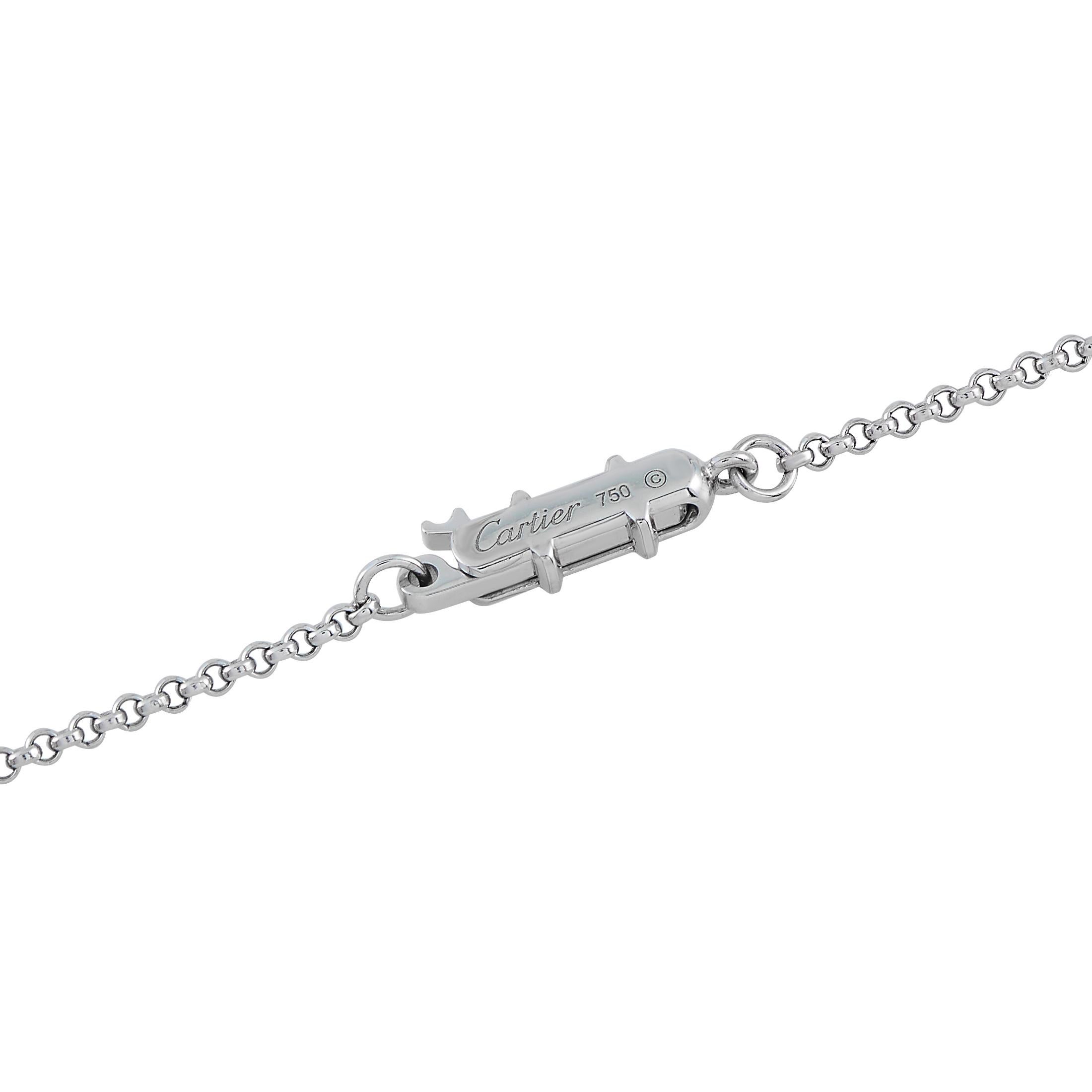 Die Wahl eines Blumenliebhabers. Dieses Collier aus 18 Karat Weißgold ist aus der Kollektion Caresse d'Orchidees von Cartier. Sie hat eine 32 Zoll lange Kette mit einem 1,25 x 1,0 großen runden Anhänger. Der Anhänger ist mit einem Diamantenhalo