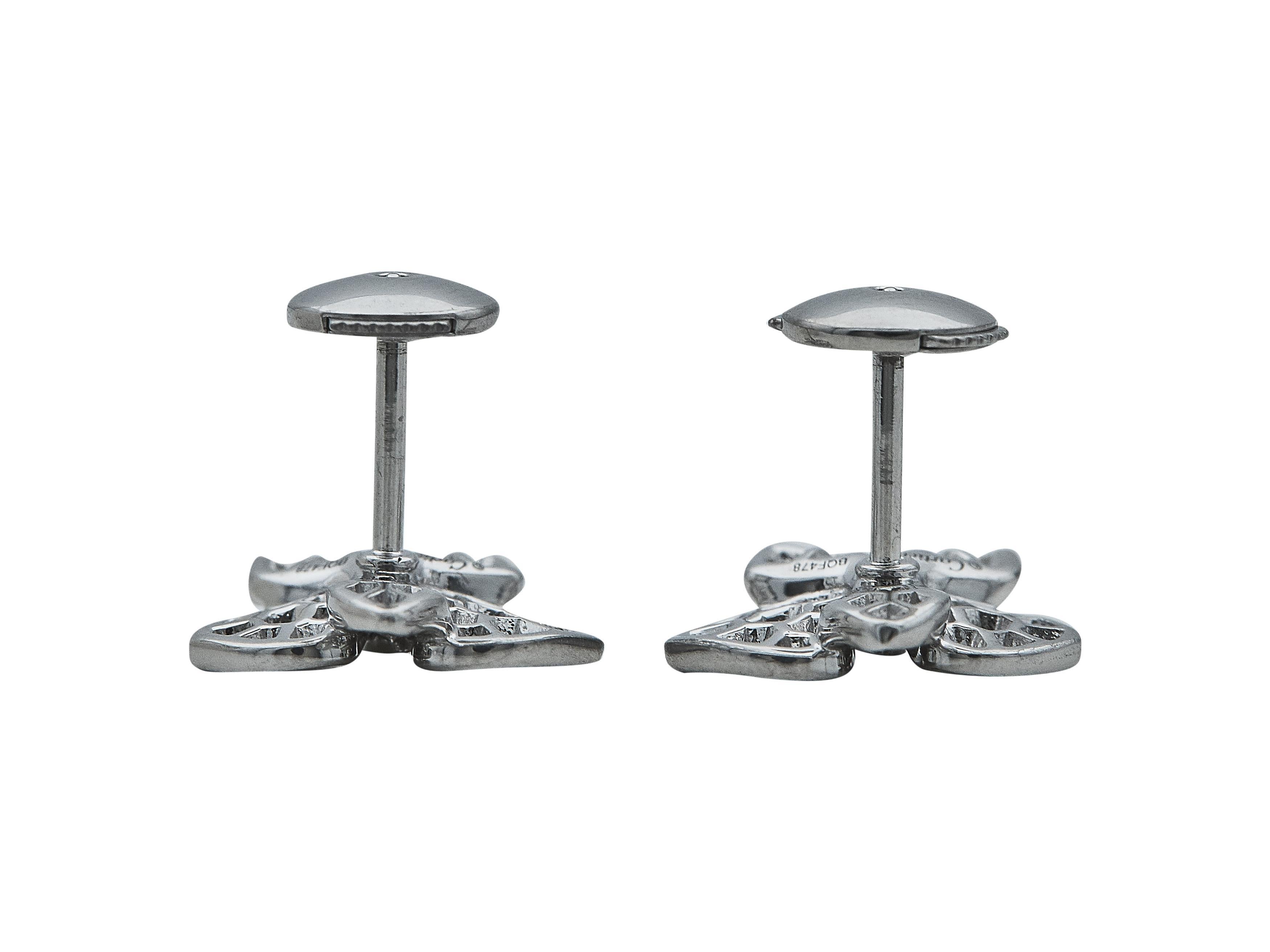 Gli orecchini: Un paio di orecchini a perno Cartier Caresse d'Orchidées de Cartier in oro bianco a diciotto carati con pavé di diamanti tondi taglio brillante.

Gli orecchini sono in ottime condizioni, con solo qualche piccolo graffio che ci si