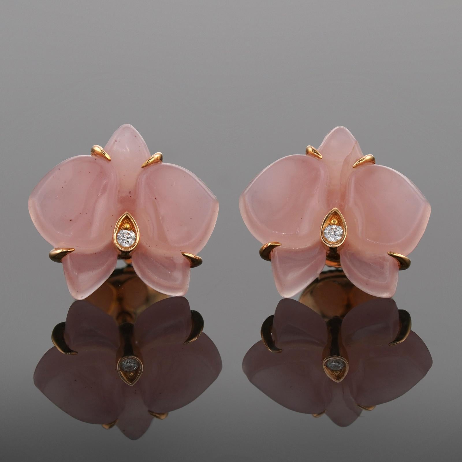 Ces exquises boucles d'oreilles Cartier de l'élégante collection Caresse D'orchidees présentent un motif de fleur d'orchidée serti de pétales de calcédoine en or rose 18 carats et rehaussé de diamants ronds solitaires de taille brillant. Il s'agit