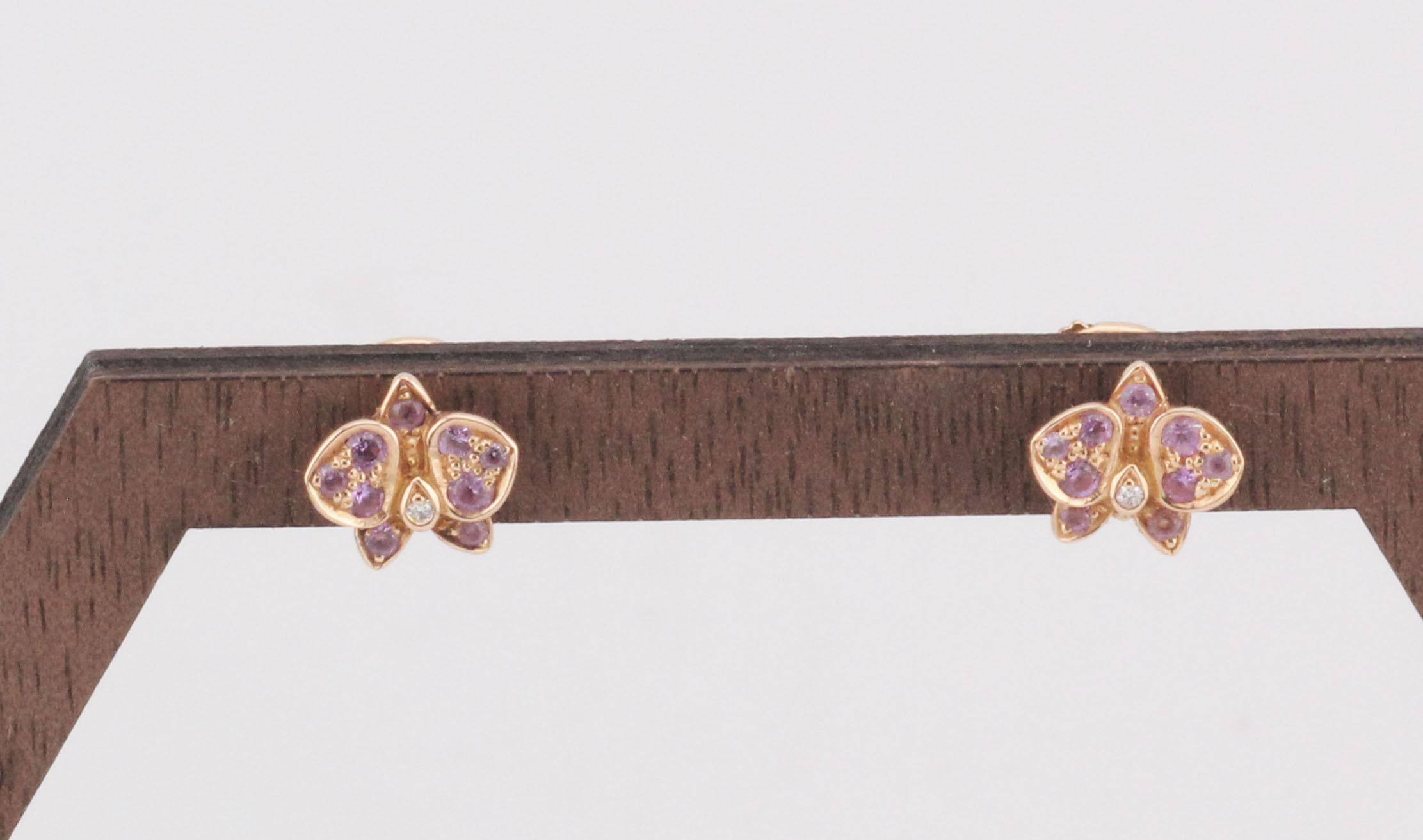 Gli orecchini Cartier Caresse d'Orchidees con diamanti e zaffiri rosa in oro rosa 18 carati emanano un'eleganza e una grazia senza pari, riflettendo l'essenza del lusso e della raffinatezza. Realizzati da Cartier, rinomata per la sua impeccabile
