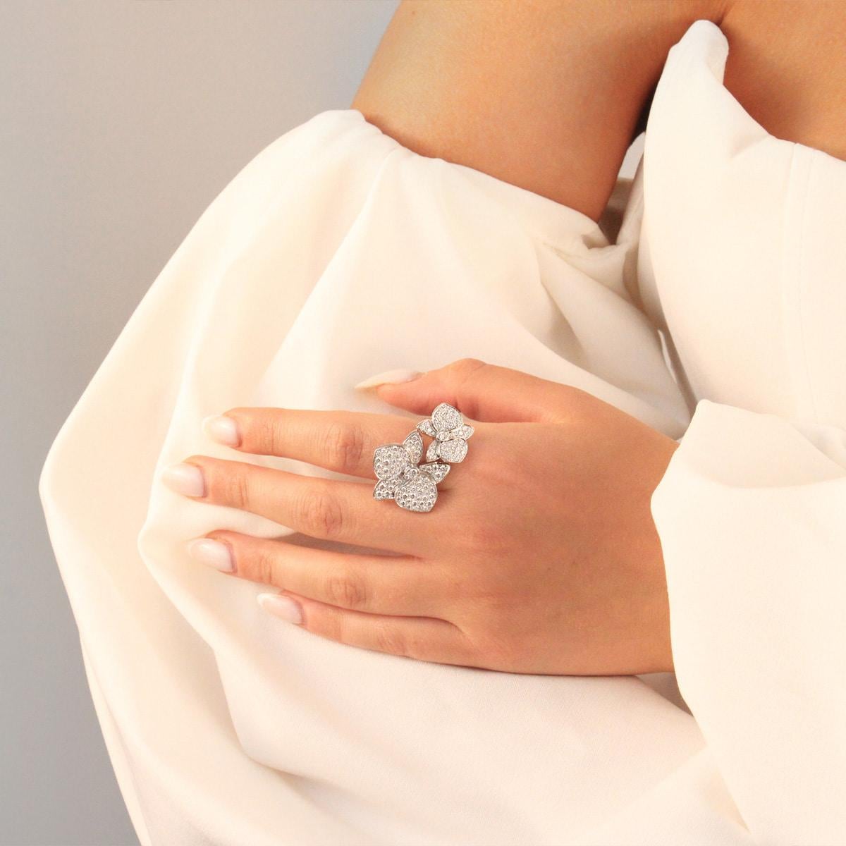 Ein gebrauchter Cartier-Cocktailring mit doppeltem Orchideenblumen-Design, besetzt mit Diamanten im Brillantschliff, gefertigt aus 18 Karat Weißgold. 

Cartier Seriennummer auf der Innenseite des Artikels mit Cartier Markenzeichen
