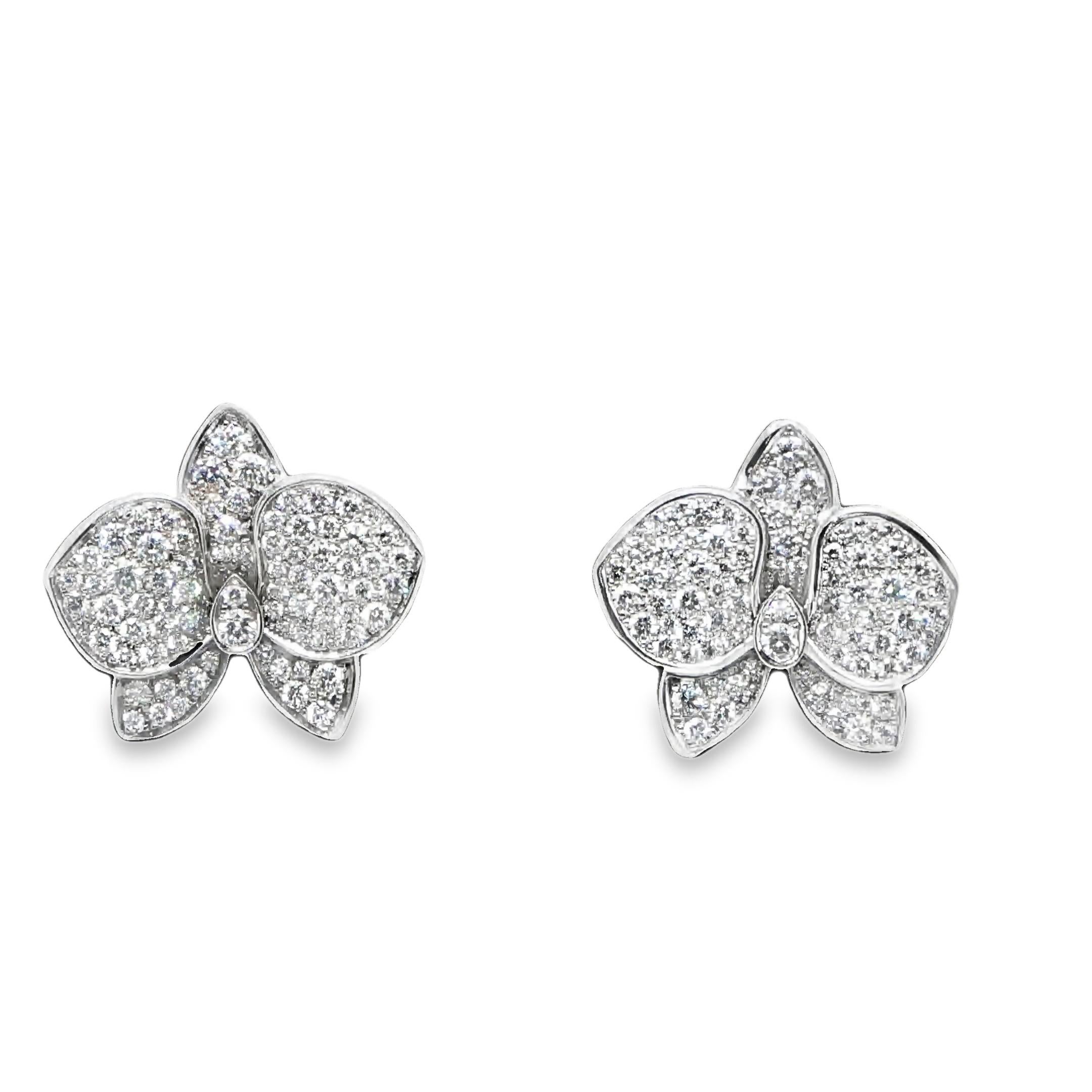 Questi spettacolari orecchini Cartier Caresse d'Orchidées incarnano la squisita maestria e la bellezza scultorea per cui la Maison è rinomata. Realizzati in lussuoso oro bianco 18 carati, gli orecchini presentano l'iconico motivo dell'orchidea,