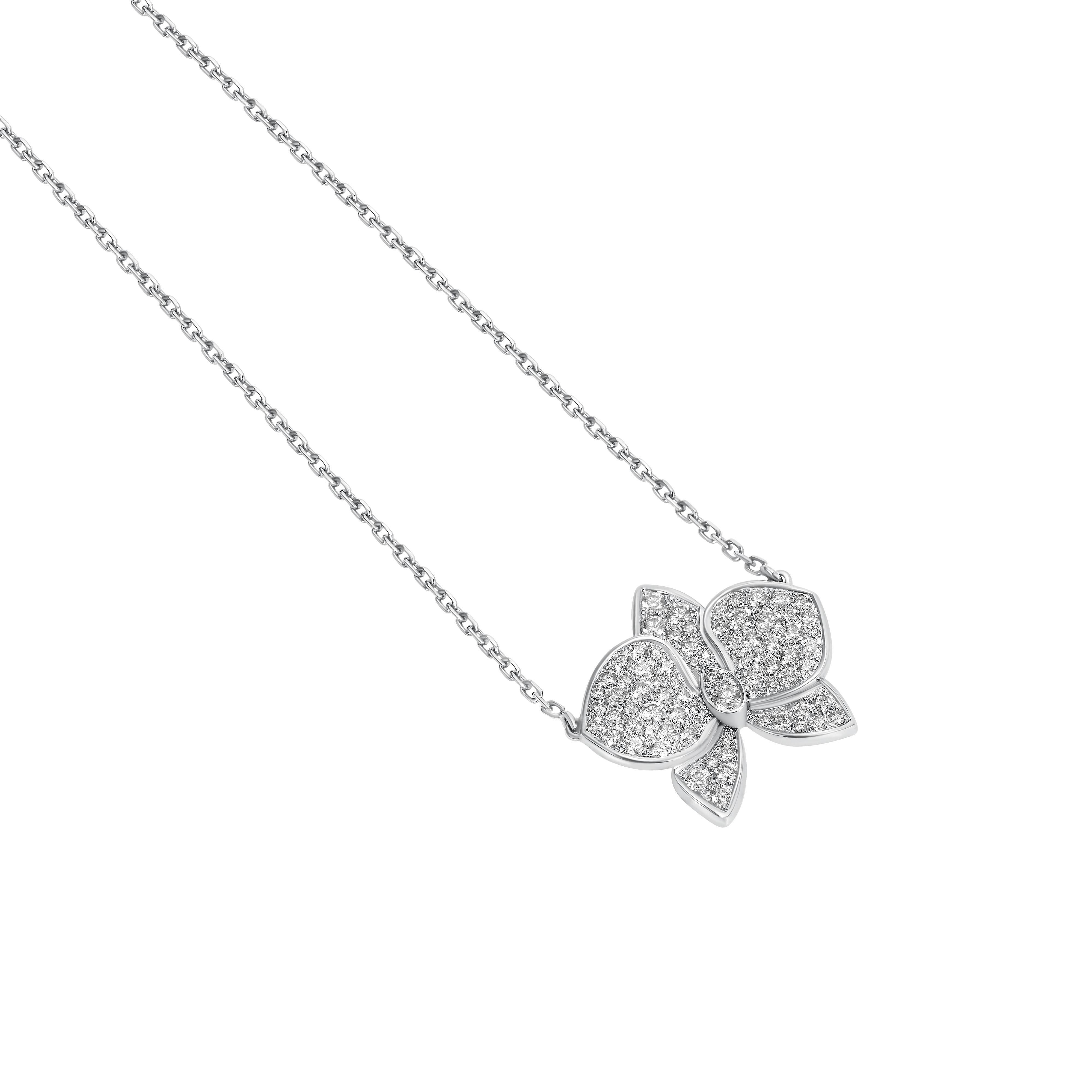 Questa raffinata collana Cartier Caresse d'Orchidées cattura la raffinata eleganza e la bellezza scultorea di una delle collezioni floreali più iconiche di Cartier. Realizzata in lussuoso oro bianco 18 carati, la collana presenta il caratteristico